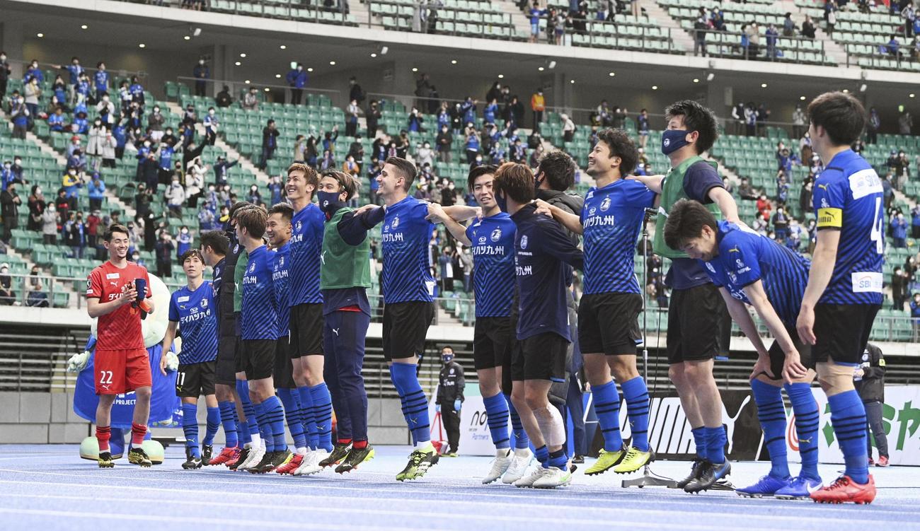 清水に競り勝ち、喜ぶ大分イレブン（共同）