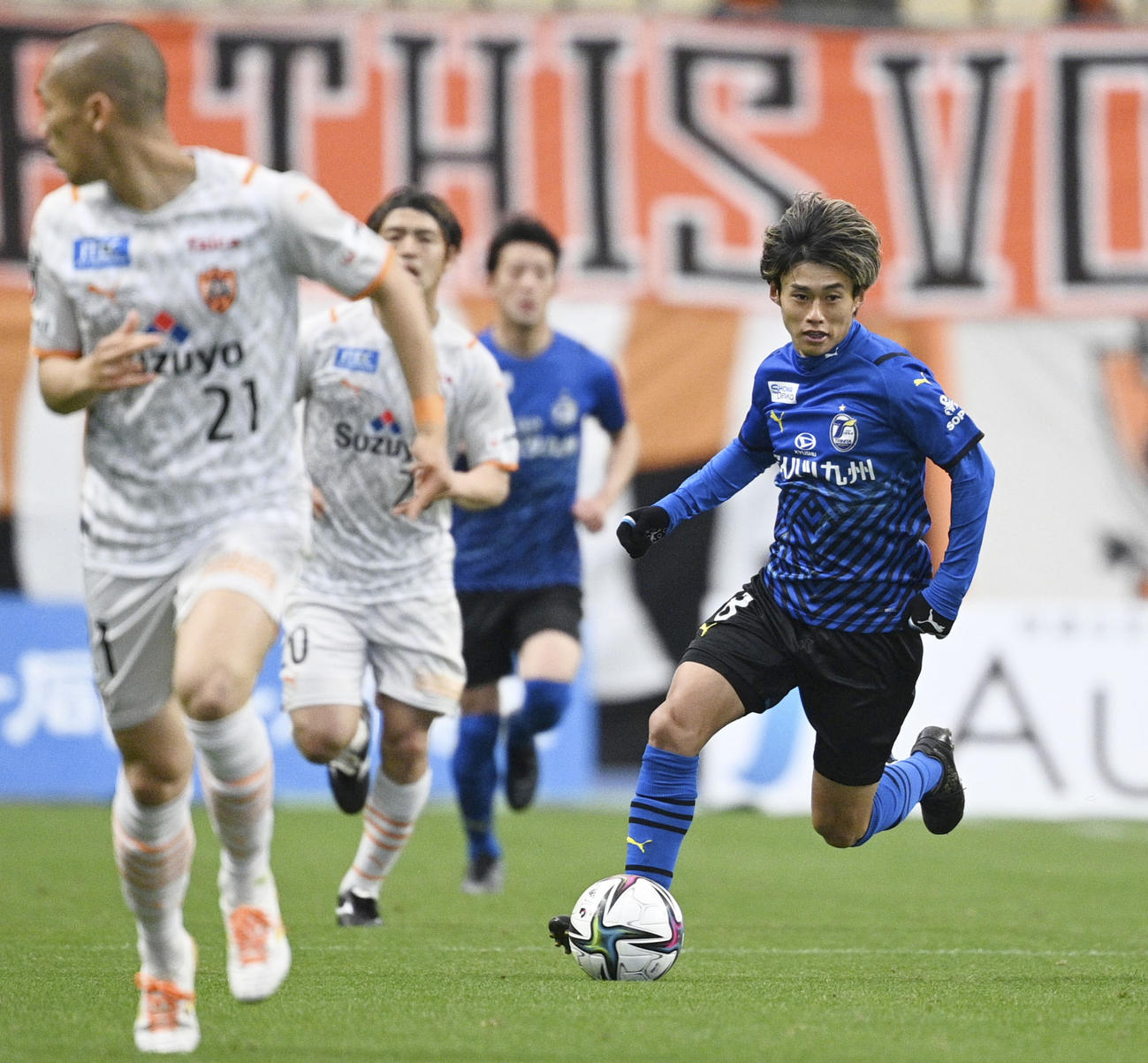 大分対清水　後半、ドリブルで攻め込む大分町田（右端）