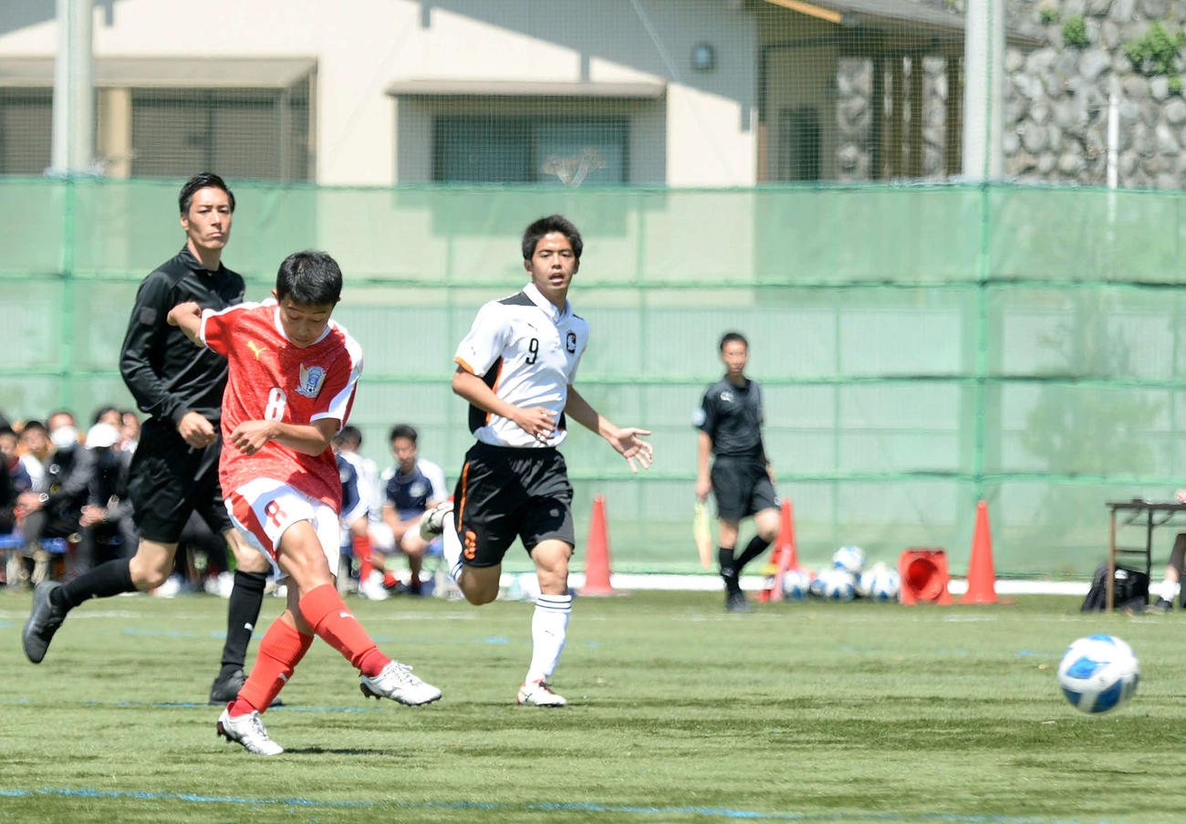 前半22分、右足ミドルで先制点を決める科学技術MF杉本健（左から2人目）