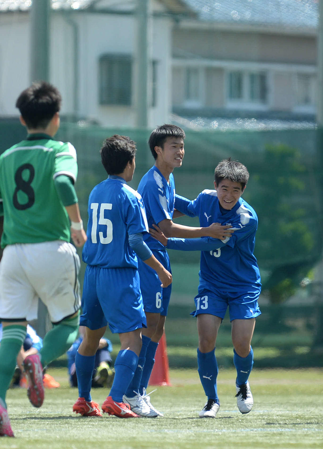 後半29分に決勝点を決め、笑顔を見せる清水東MF五十嵐（右から2人目）