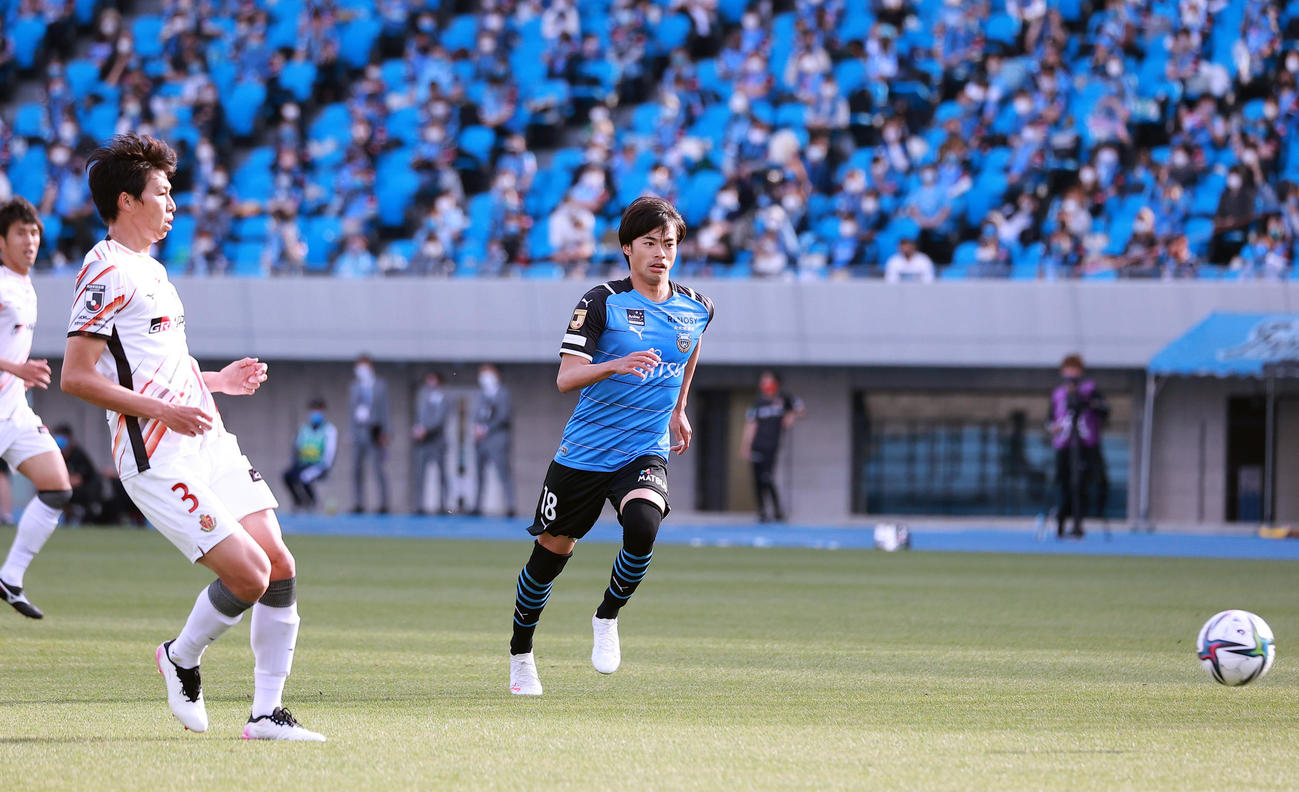 川崎F対名古屋　後半、名古屋丸山（左）が後方にパスを出したが、受ける選手がおらず、そのままオウンゴールとなる。右は川崎F三笘（撮影・浅見桂子）