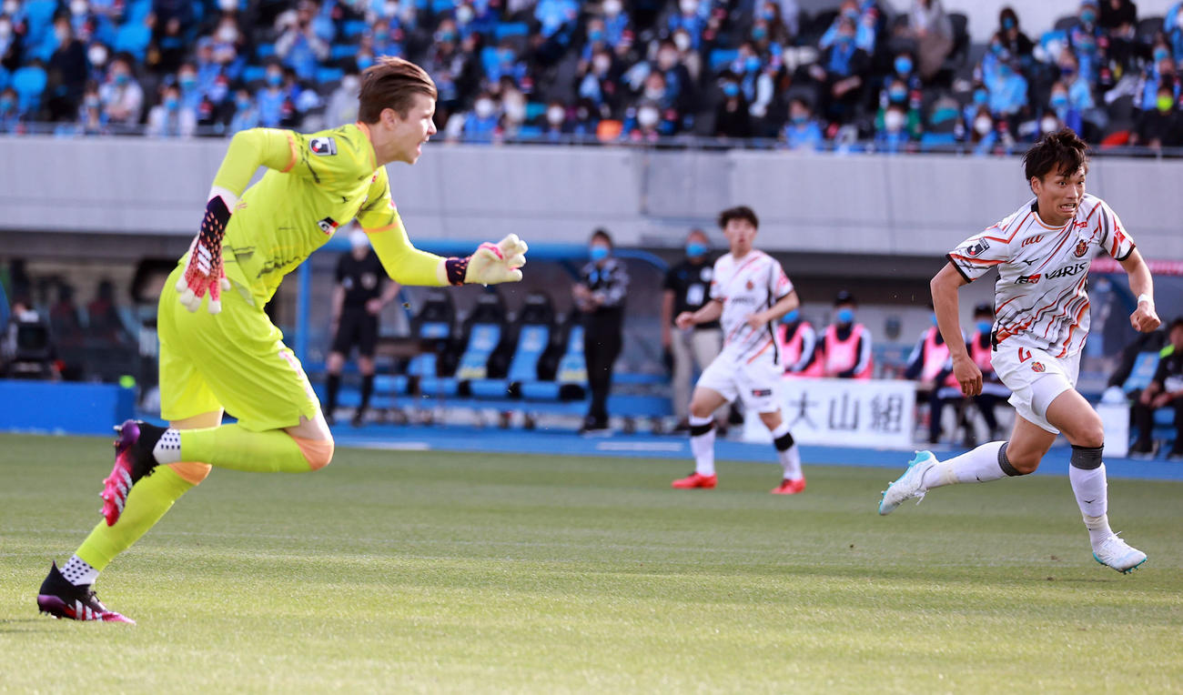 川崎F対名古屋　後半、名古屋丸山が後方に出したのボールを追うGKランゲラック（左）と中谷（右）（撮影・浅見桂子）