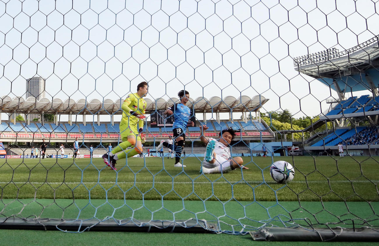 川崎F対名古屋　後半、名古屋DF丸山が後方に蹴ったボールをGKランゲラック（左）と中谷（右）が追ったものの、オウンゴールとなる。中央は川崎F三笘（撮影・浅見桂子）