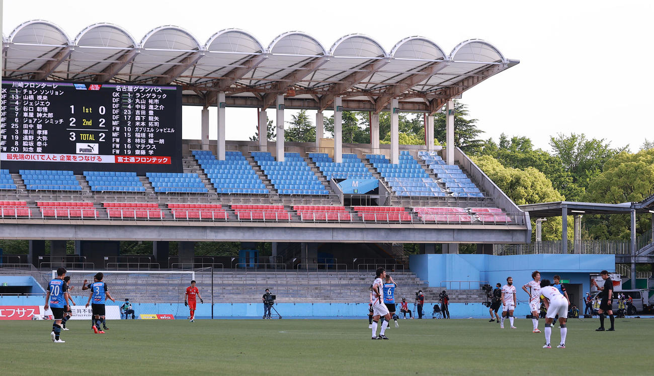 川崎F対名古屋　2－3で敗れ、がっくりの名古屋イレブン（白のユニホーム）（撮影・浅見桂子）