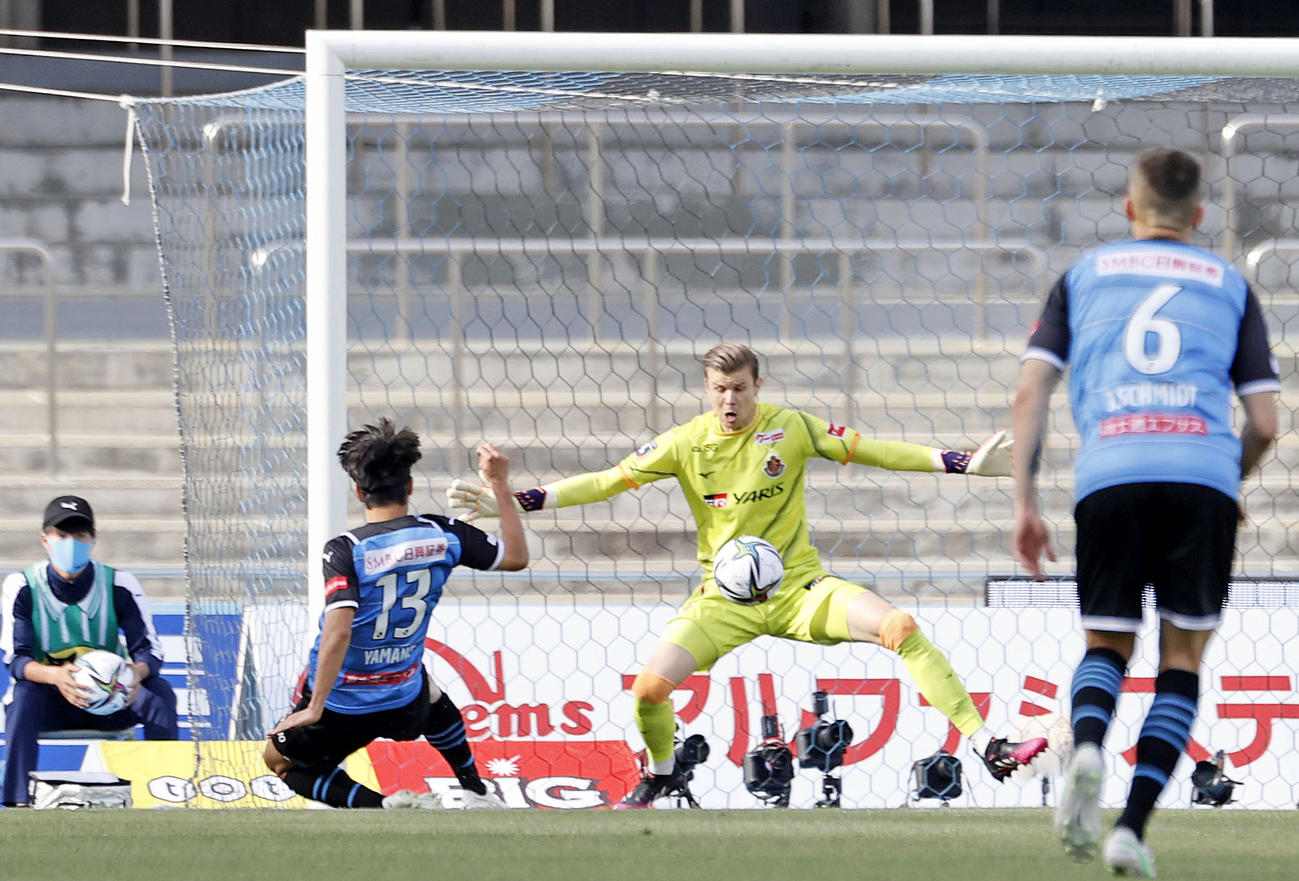 後半、チーム2点目のゴールを決める川崎Ｆ山根（左）。GKランゲラック（共同）