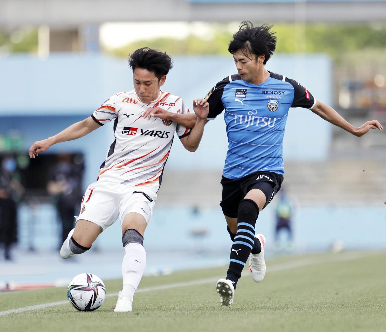 後半、競り合う名古屋森下（左）と川崎F三笘（共同）