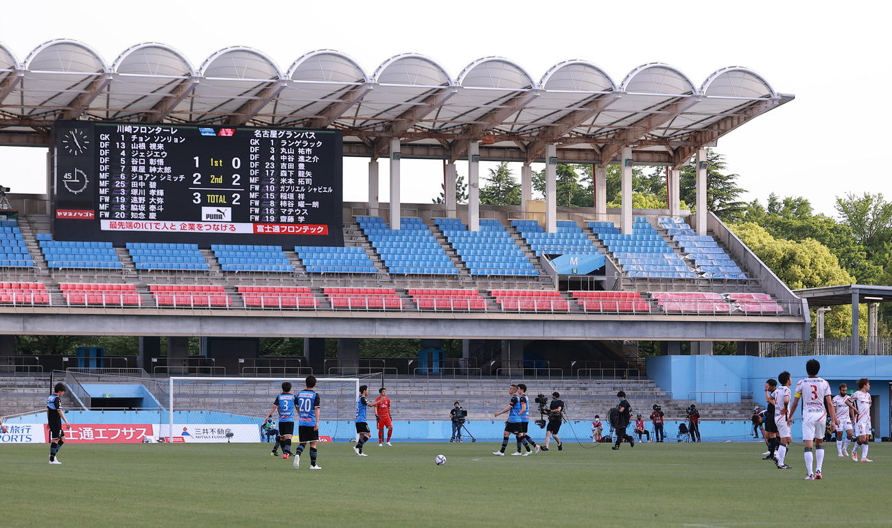 川崎F対名古屋　3－2で逃げ切り勝利し、スコアボードの下でほっとした表情で喜び合う川崎Fイレブン（撮影・浅見桂子）