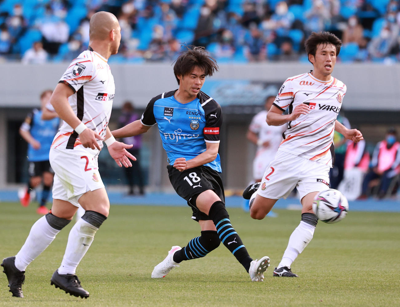 川崎F対名古屋　後半、シュートを放つ川崎F三笘（中央）だが阻まれる（撮影・浅見桂子）