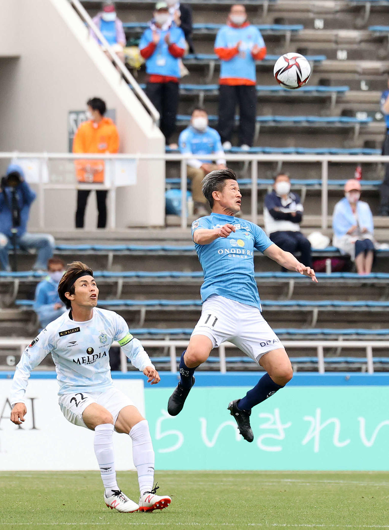 YBCルヴァン杯横浜FC対湘南　後半、ヘディングする横浜FCカズ（右）（撮影・鈴木正人）