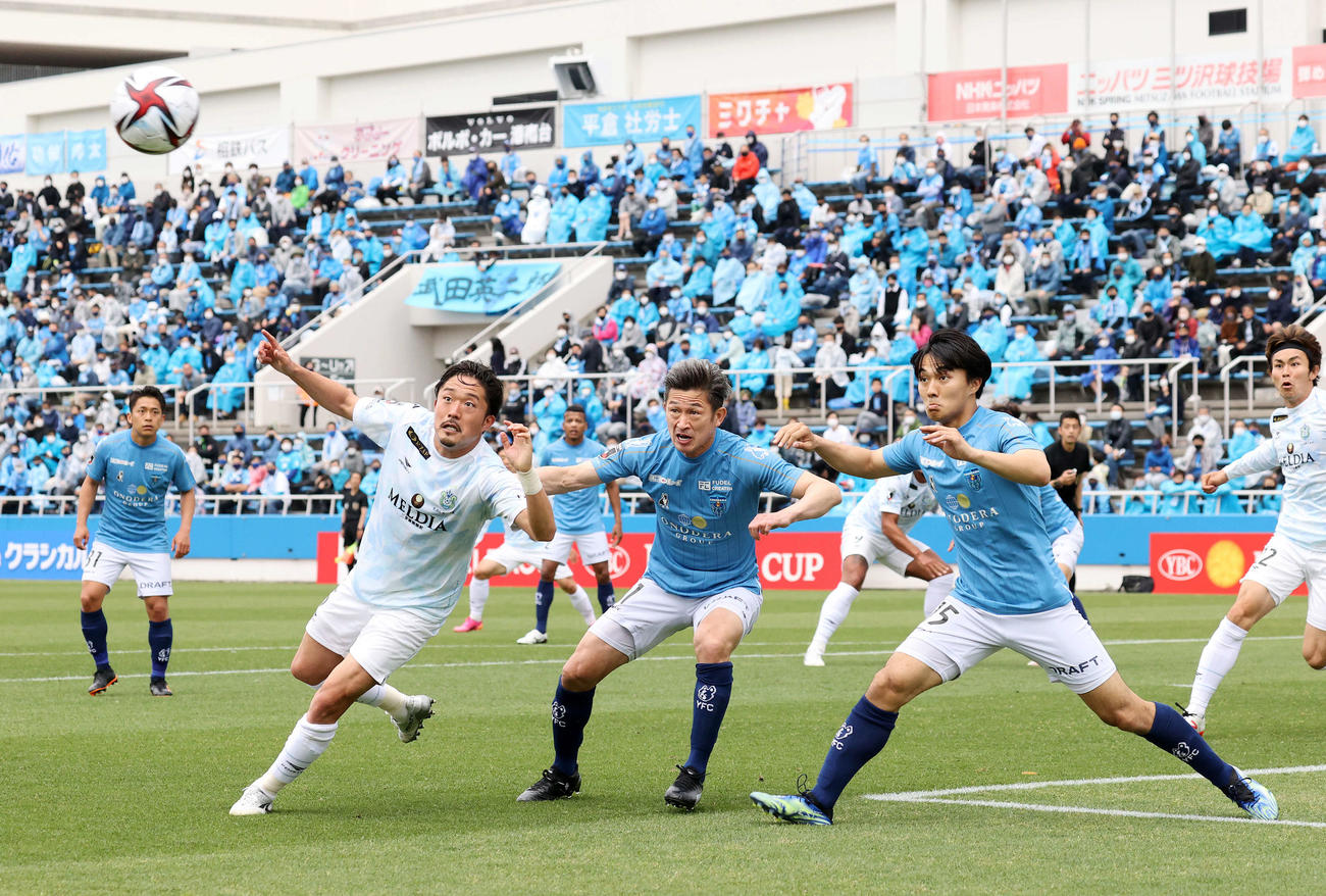 YBCルヴァン杯横浜FC対湘南　後半、敵コーナーキックに反応する横浜FCカズ（中央）（撮影・鈴木正人）