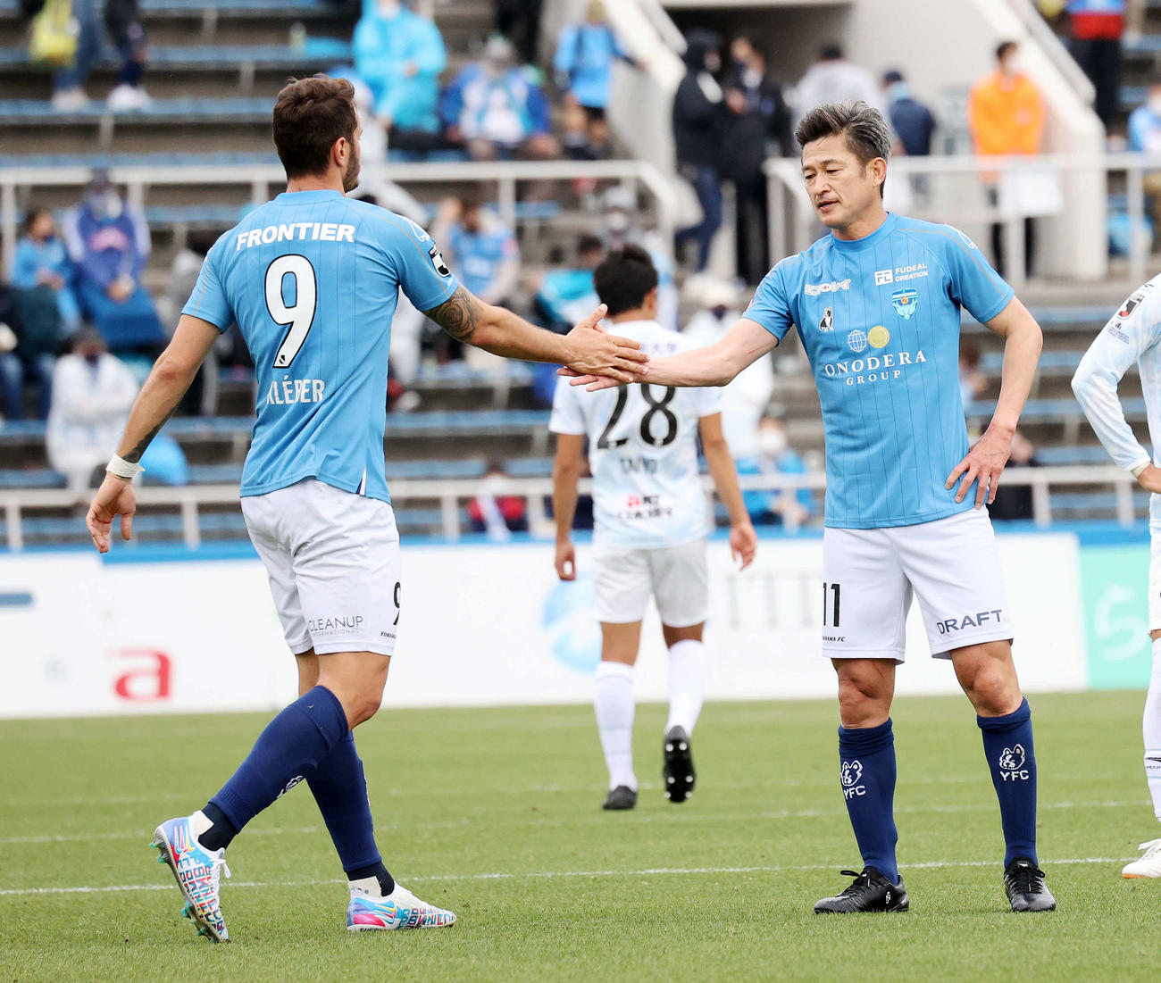 YBCルヴァン杯横浜FC対湘南　試合後、クレーベ（左）とタッチする横浜FCカズ（撮影・鈴木正人）