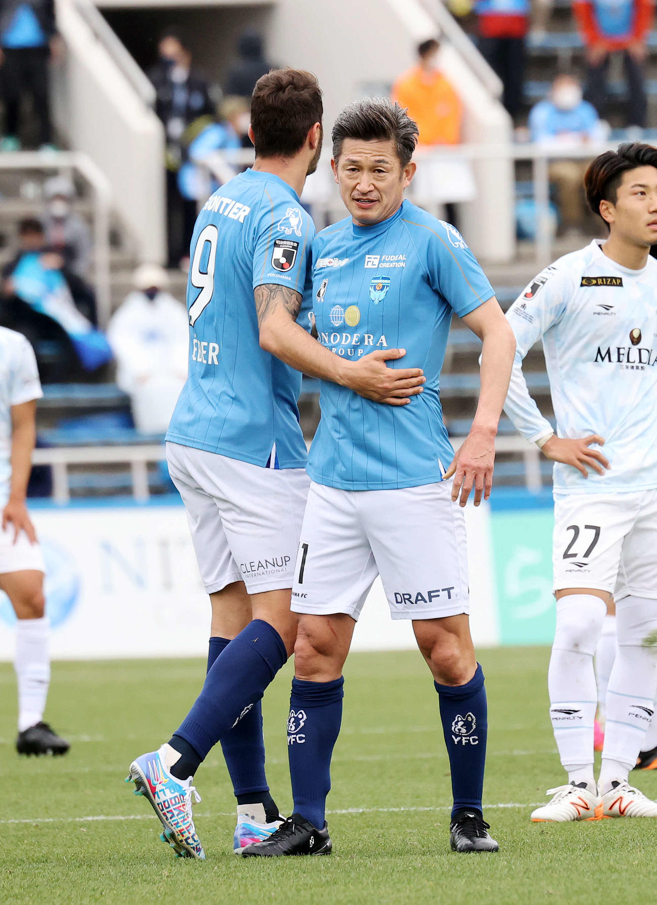YBCルヴァン杯横浜FC対湘南　試合後、クレーベ（左）と抱き合う横浜FCカズ（撮影・鈴木正人）