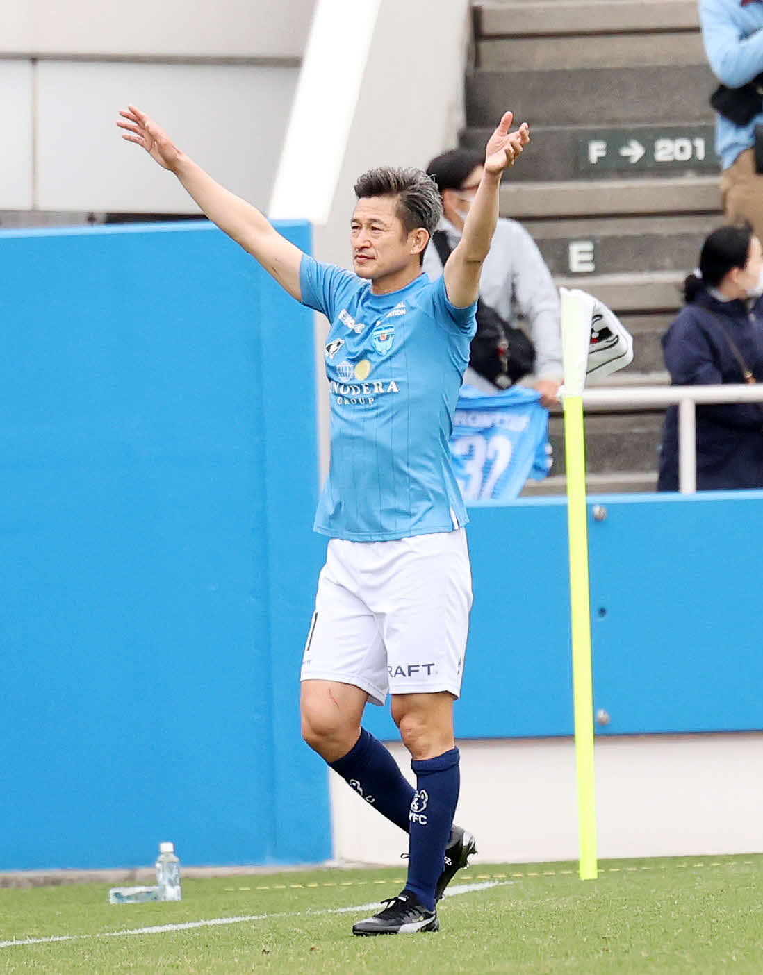 YBCルヴァン杯横浜FC対湘南　試合後、サポーターに手を振る横浜FCカズ（撮影・鈴木正人）