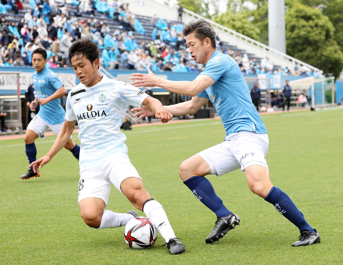YBCルヴァン杯横浜FC対湘南　後半、湘南平岡（左）と競り合う横浜FCカズ（撮影・鈴木正人）