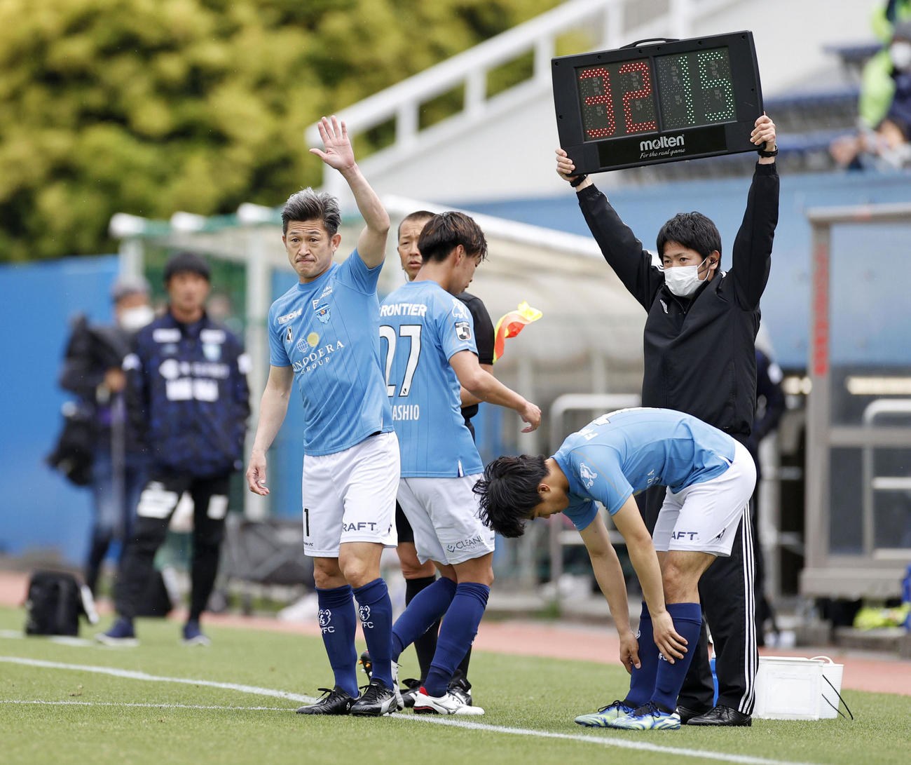 後半、途中出場する横浜FCカズ（共同）