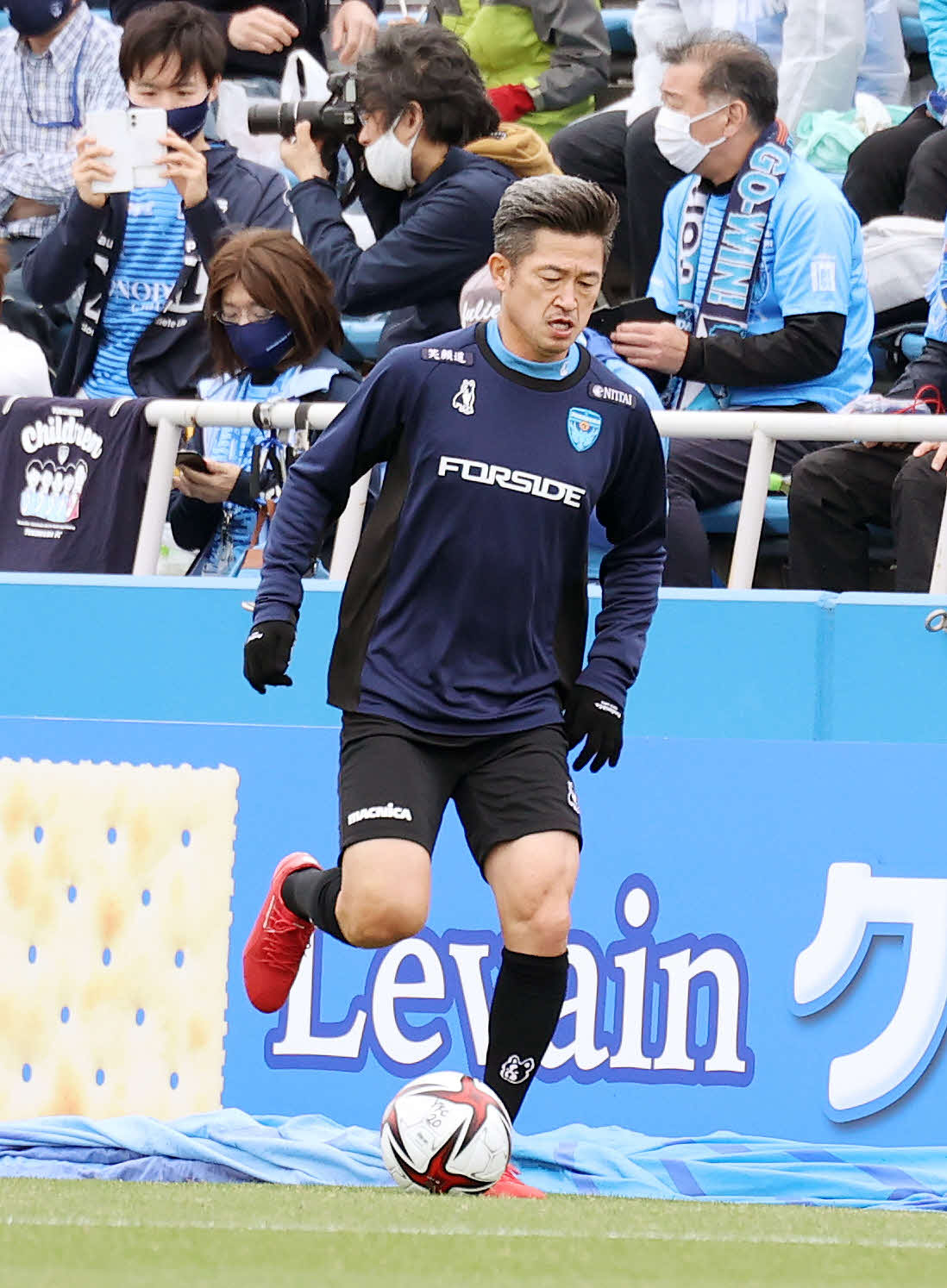 アップする横浜FCカズ（撮影・鈴木正人）