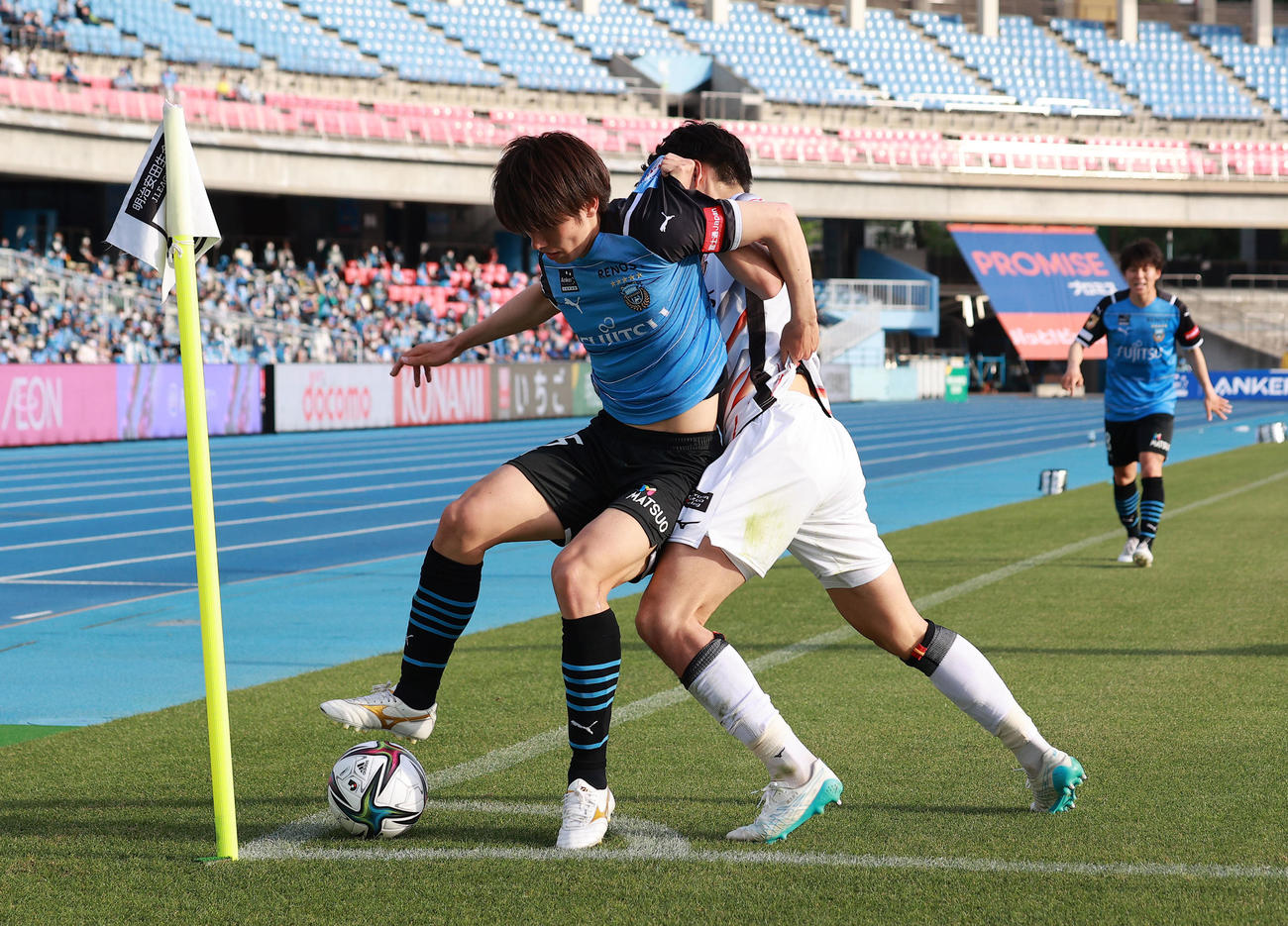 川崎F対名古屋　後半、相手と競り合いながらコーナーキープする川崎F田中（左）（撮影・浅見桂子）