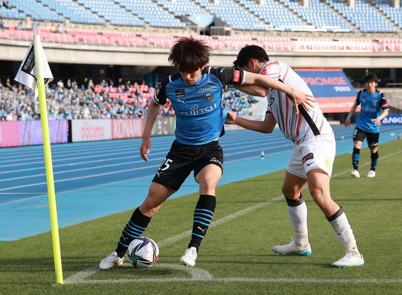川崎F対名古屋　後半、相手と競り合いながらコーナーキープする川崎F田中（左）（撮影・浅見桂子）