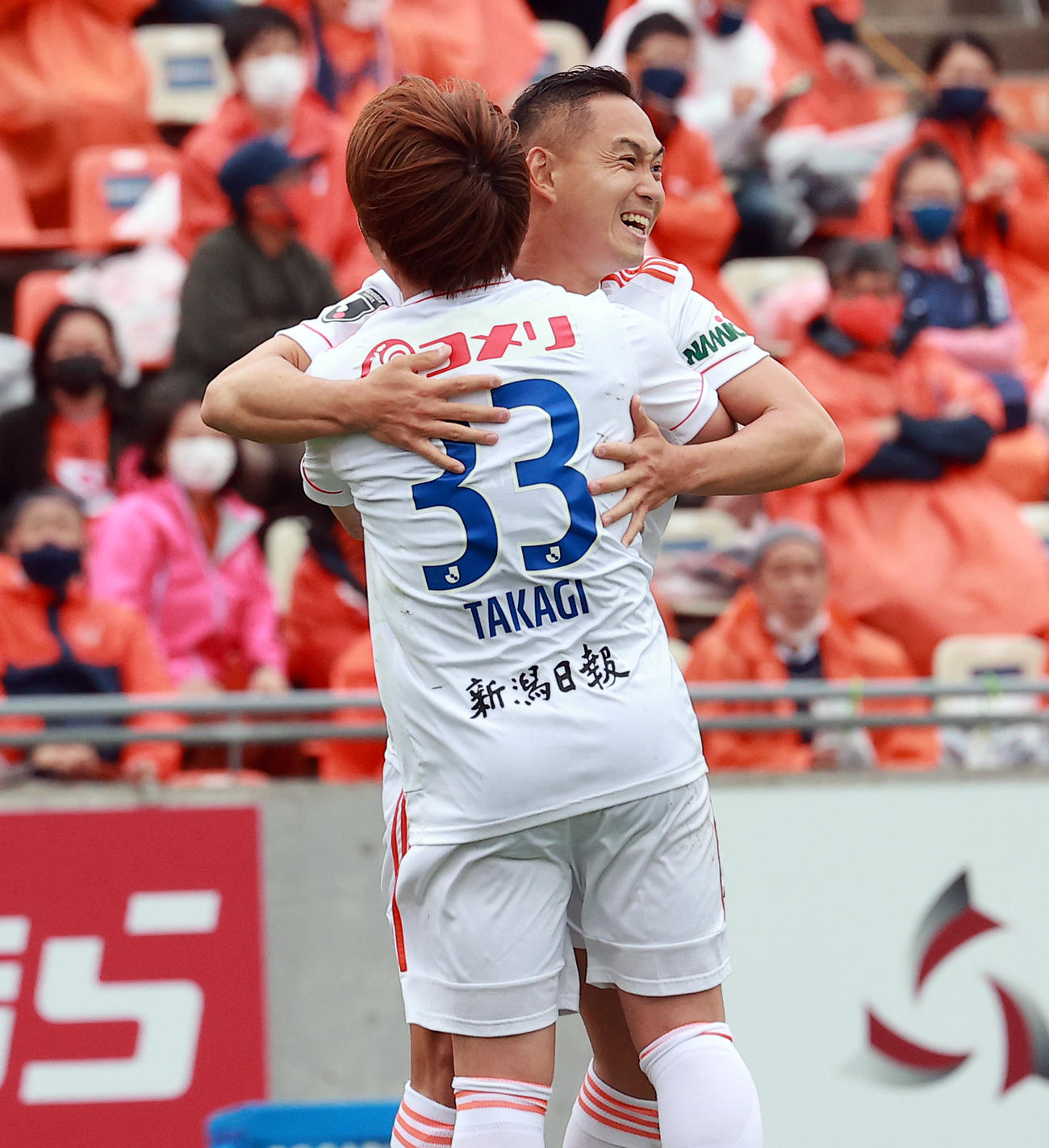 大宮対新潟　前半、ゴールを決めた新潟早川（奥）は高木と抱き合って喜ぶ（撮影・浅見桂子）