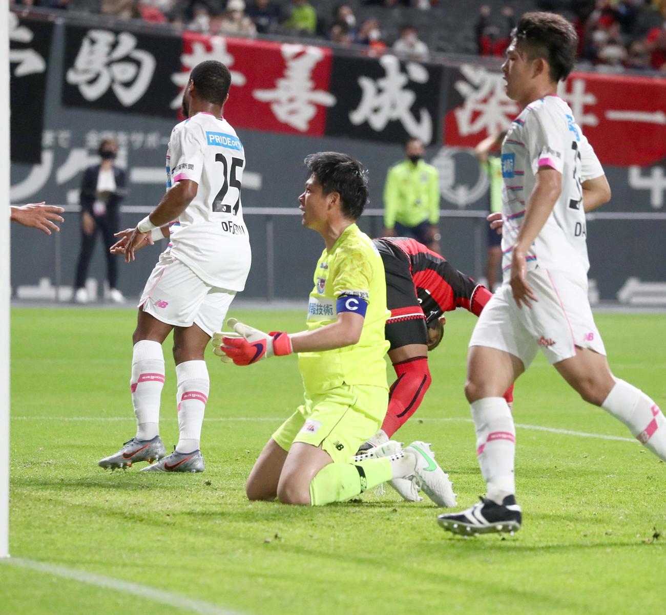札幌対鳥栖　前半26分、札幌FWドウグラスに、いったん防いだPKを押し込まれ悔しがるGK守田達弥（撮影・黒川智章）