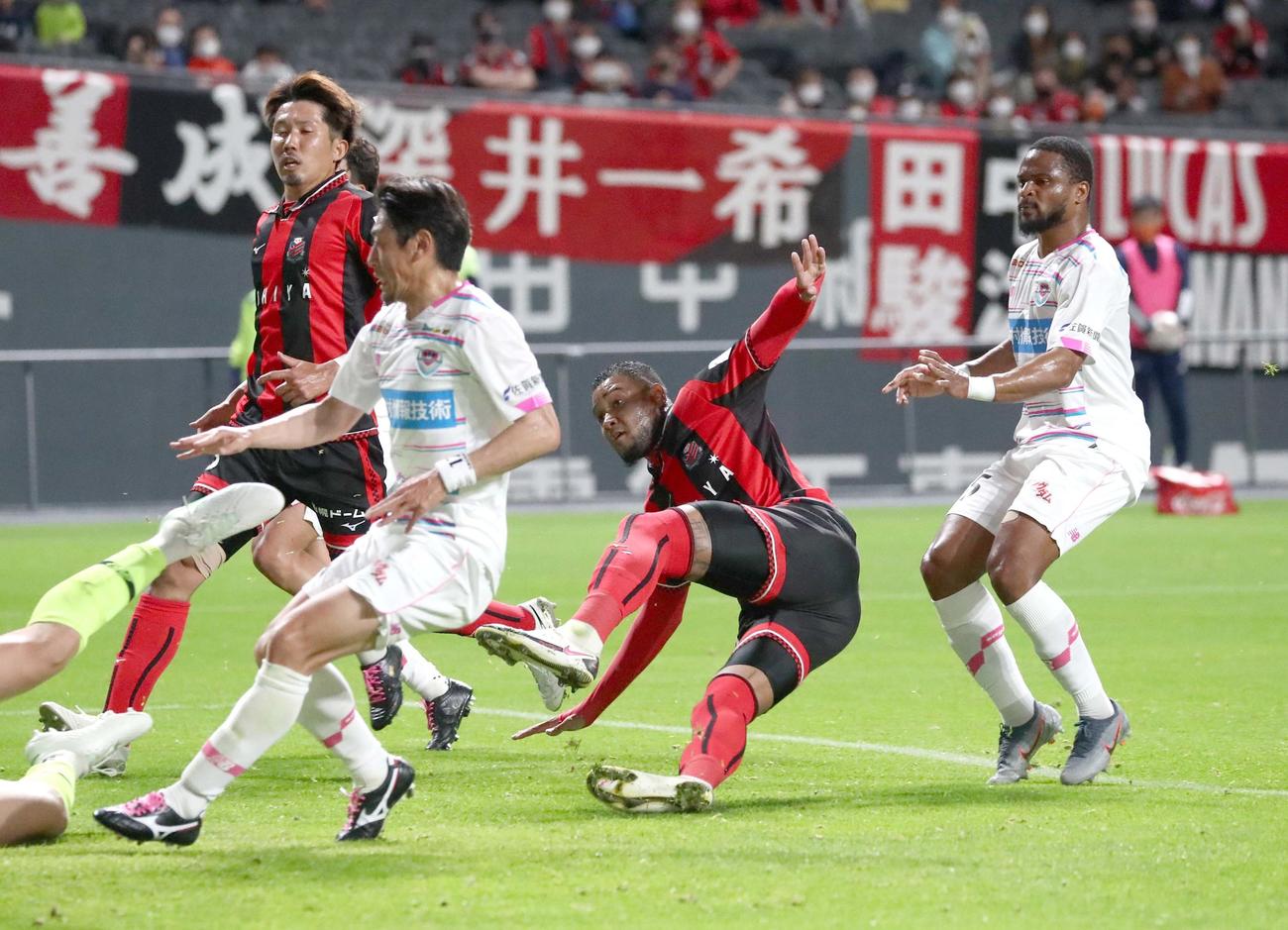 札幌対鳥栖　前半26分、PKがGKに阻まれるも跳ね返ったボールを押し込み先制点を決めるFWドウグラス（撮影・黒川智章）