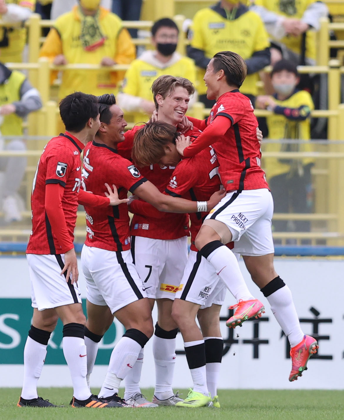 柏対浦和　前半、先制ゴールを決め、チームメートと喜び合う浦和ユンカー（中央）（撮影・狩俣裕三）