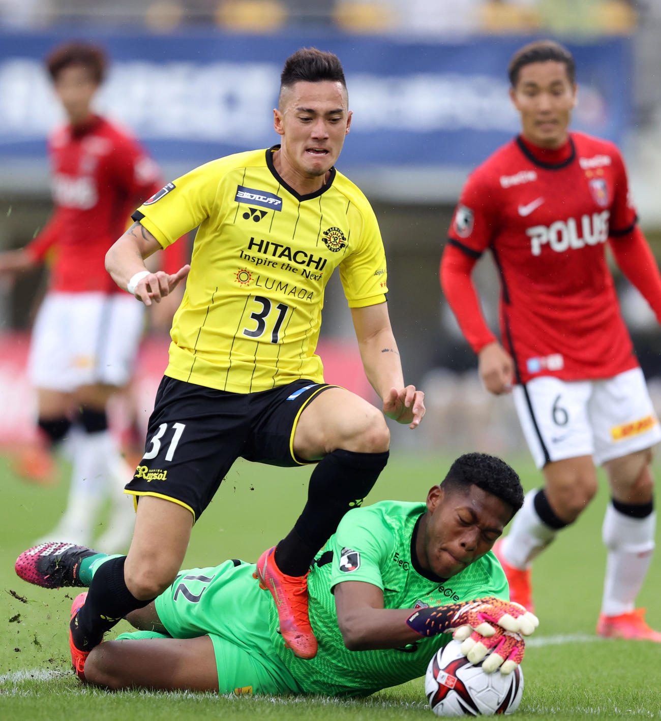 柏対浦和　前半、柏イッペイ・シノヅカ（左）とボールを奪い合う浦和GK鈴木（撮影・狩俣裕三）