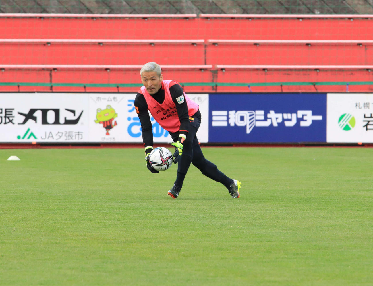 ミニゲームでボールをキャッチする札幌GK菅野（撮影・保坂果那）