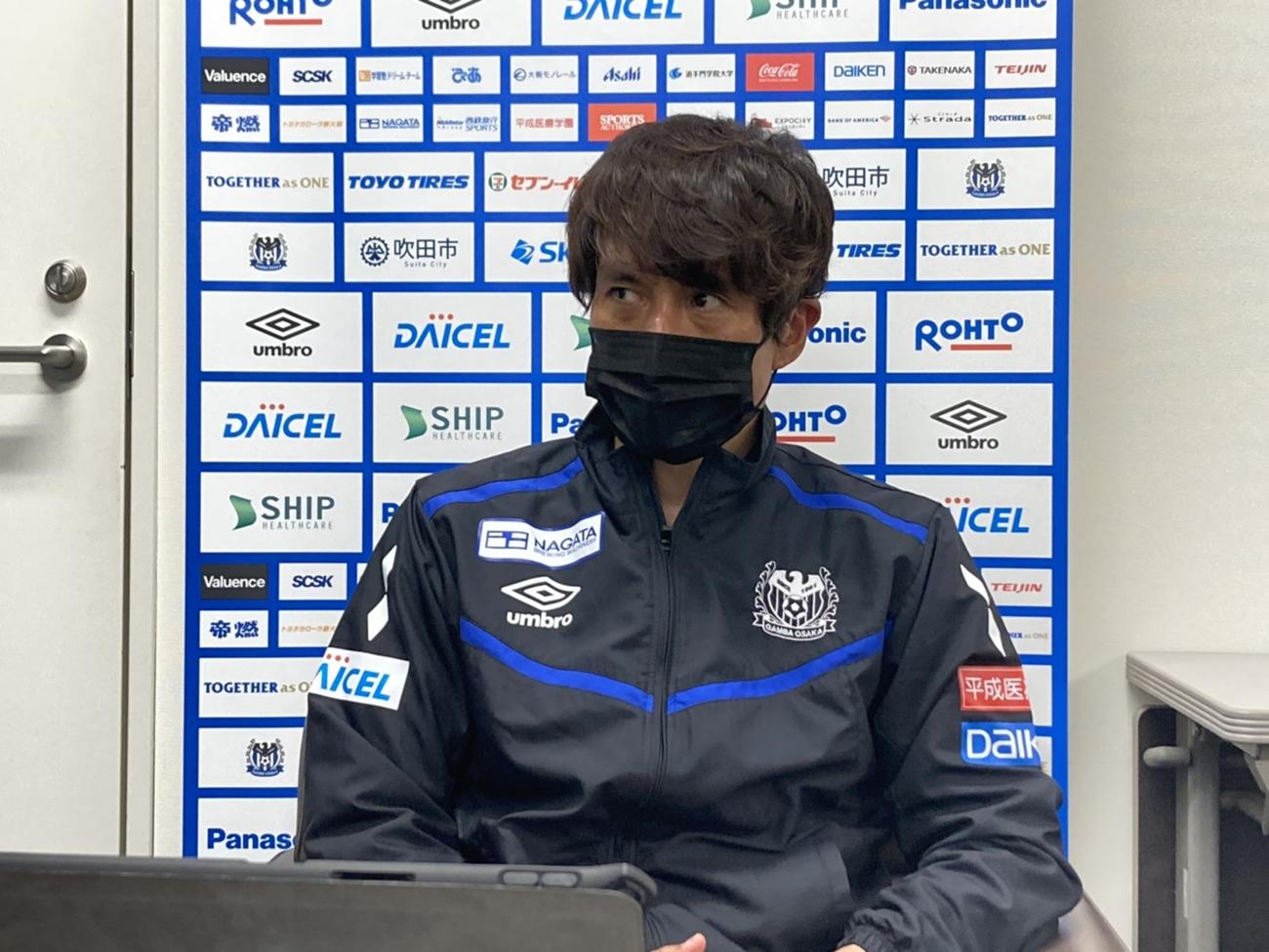 オンラインで取材対応するG大阪宮本恒靖監督（Ｃ）GAMBA OSAKA