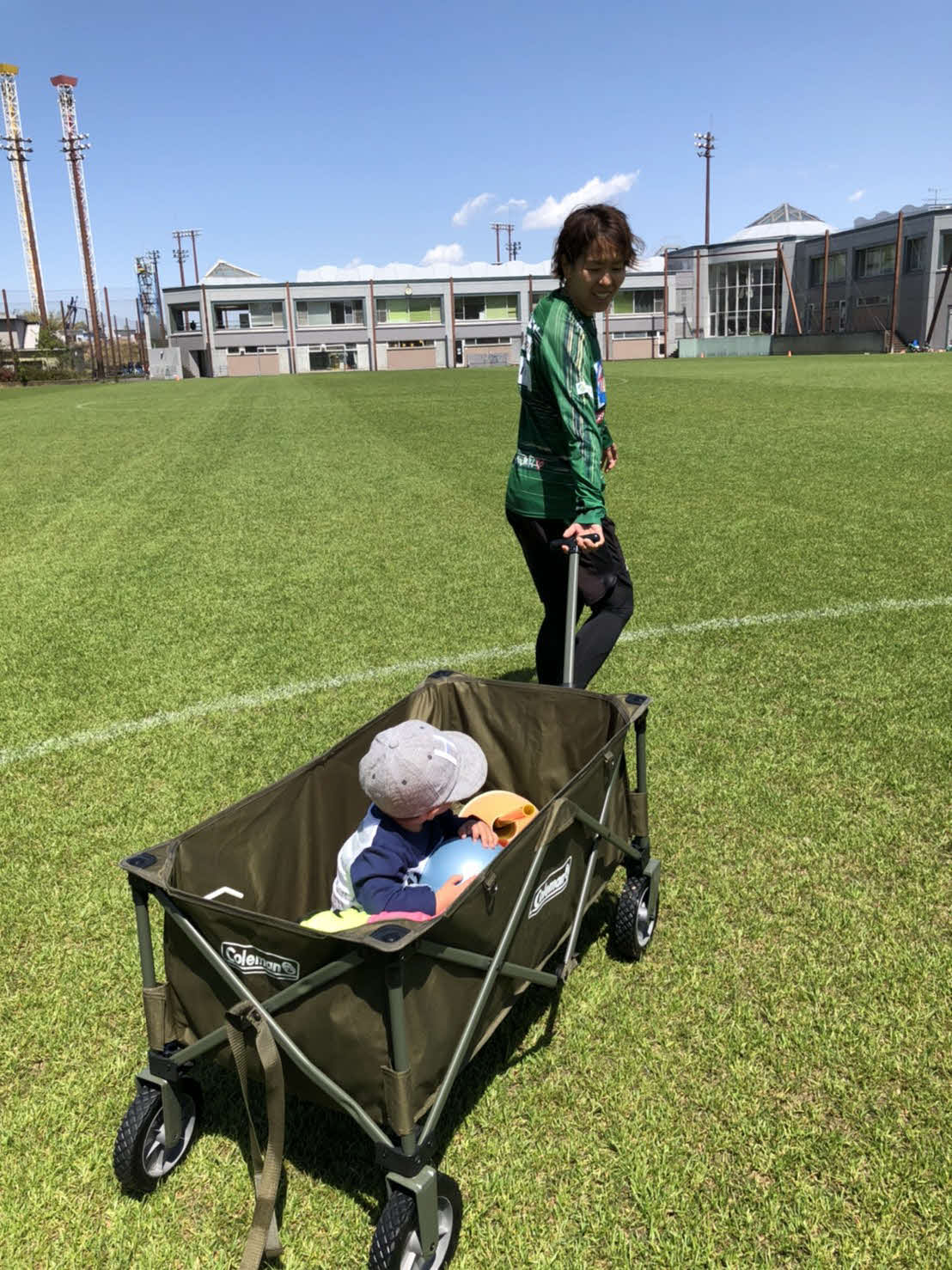 グラウンドで長男と遊ぶ、日テレ東京V・DF岩清水(C)TOKYO VERDY