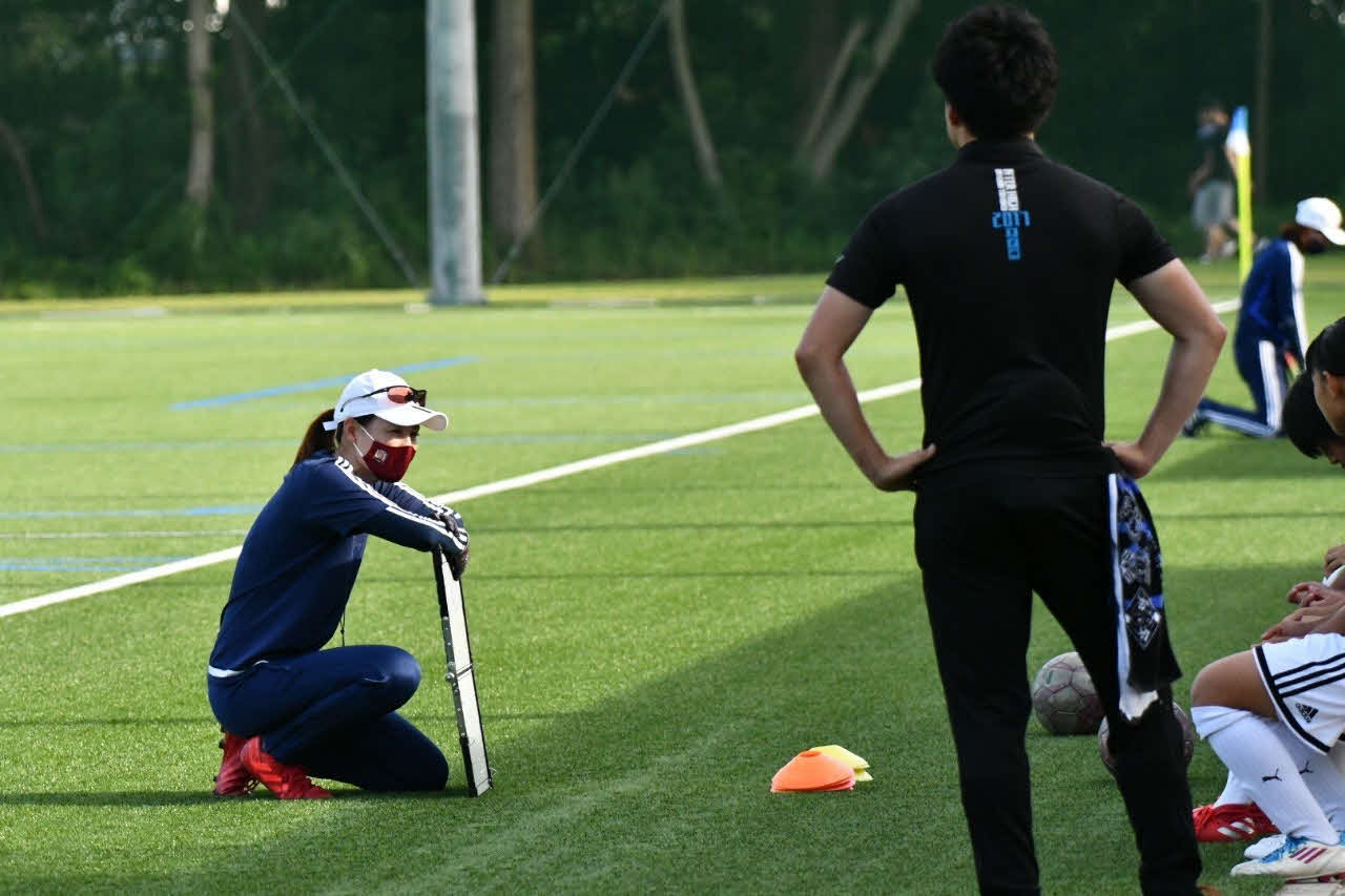 みえ高田FCで監督を務める宮本ともみ氏（本人提供）