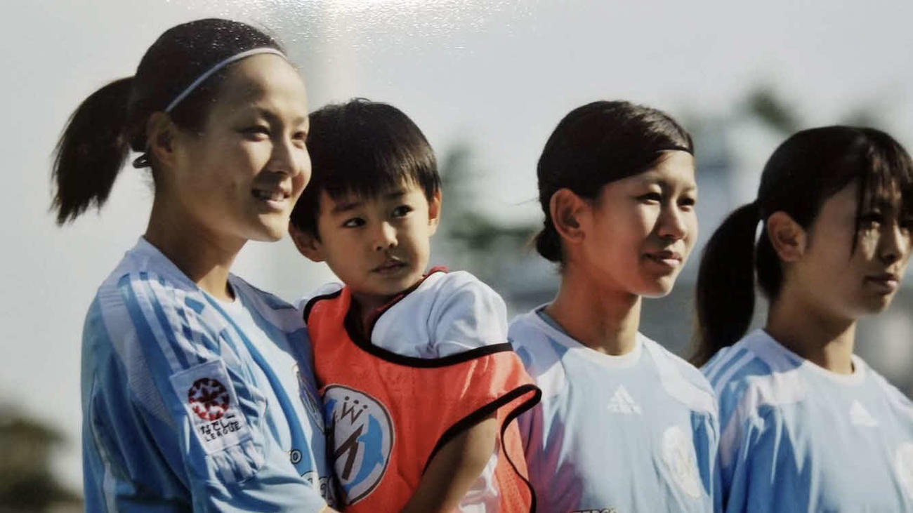 東京電力女子サッカー部マリーゼ時代、息子を抱いて選手入場する宮本ともみ氏（左）