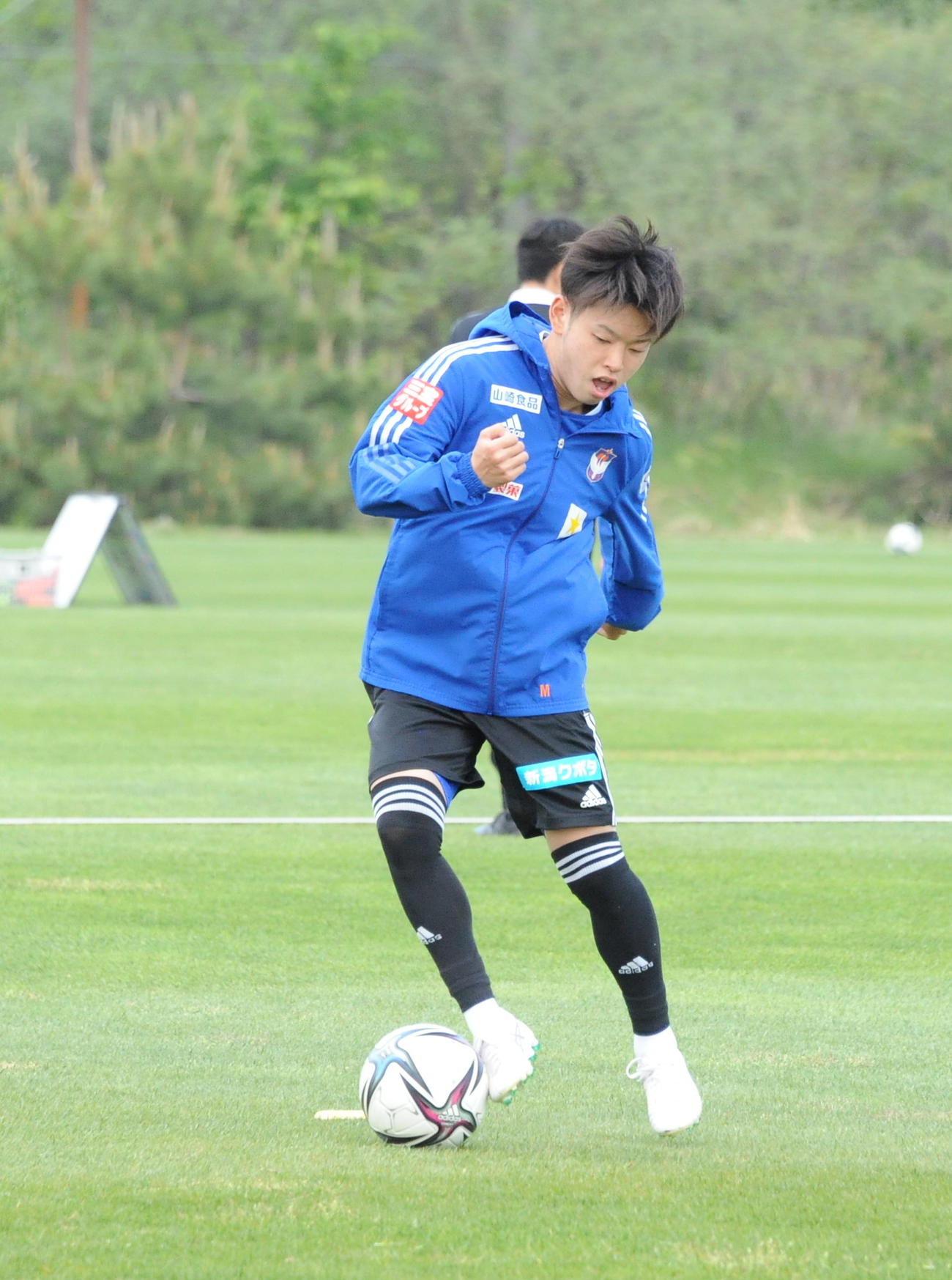 松本戦前日練習で軽快な動きを見せる本間
