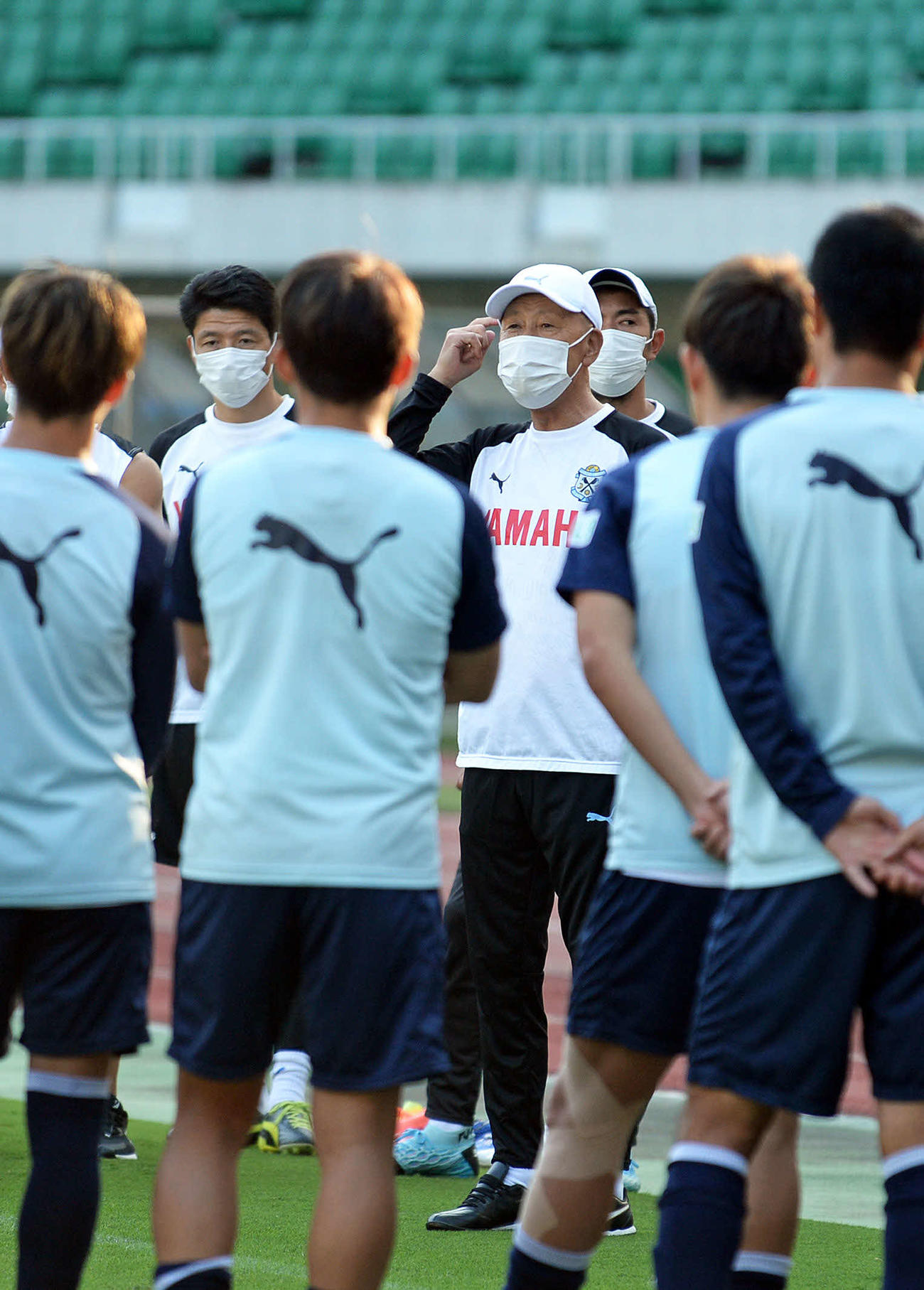 練習前に選手を集めて話をする磐田の鈴木監督（中央）（2020年10月2日撮影）