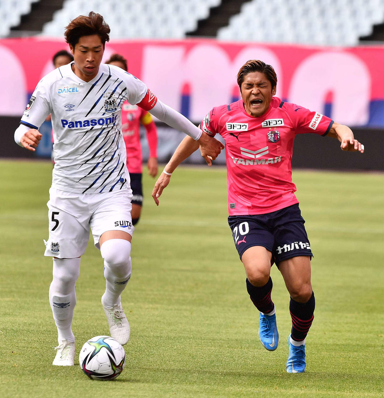 2日、G大阪戦の前半、左足を負傷するC大阪大久保（右）