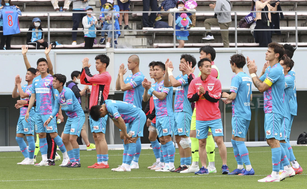 広島と引き分け、サポーターにあいさつする鳥栖イレブン（共同）