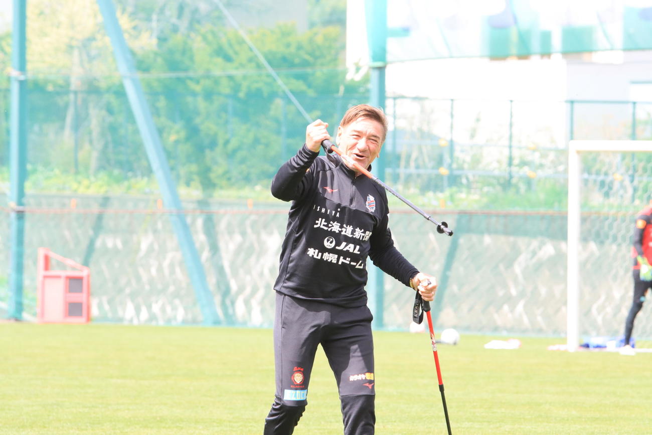 練習を終え、笑顔を見せる札幌ペトロビッチ監督（撮影・保坂果那）