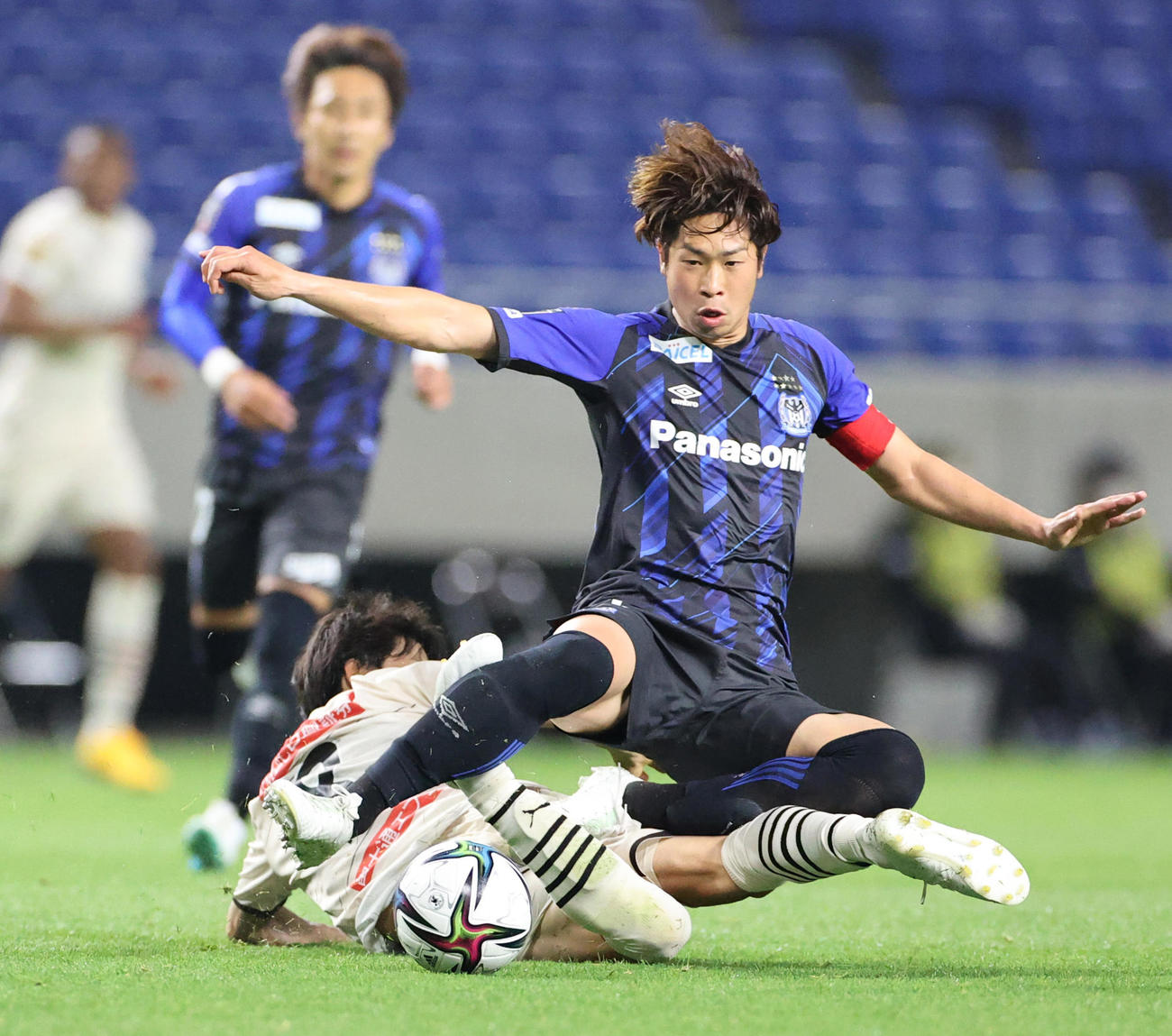 G大阪対川崎　後半、川崎MF脇坂（左）と競り合うG大阪DF三浦（撮影・清水貴仁）
