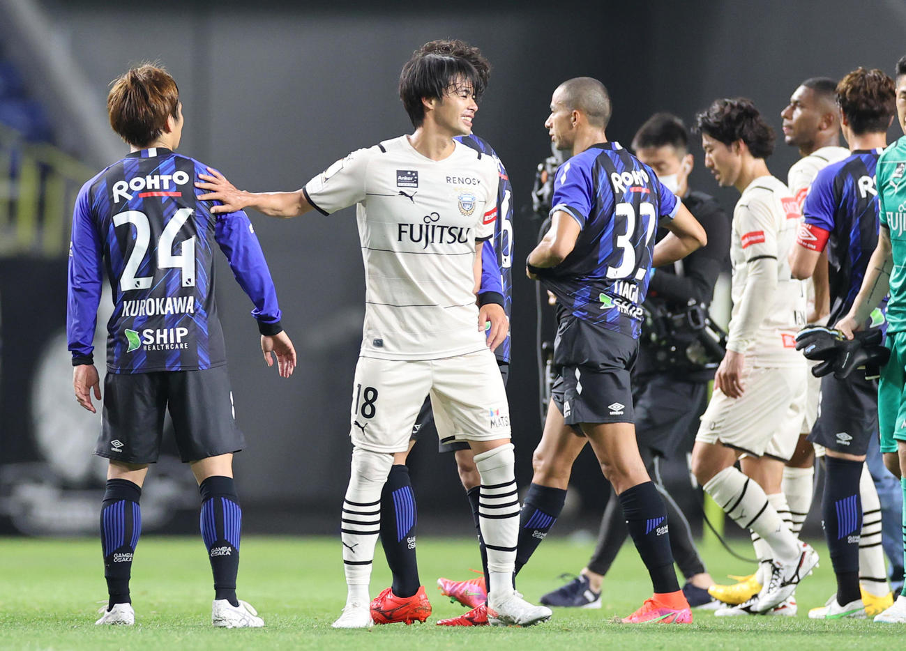 G大阪対川崎　試合を終えG大阪の選手とあいさつを交わす川崎MF三笘（中央）（撮影・清水貴仁）