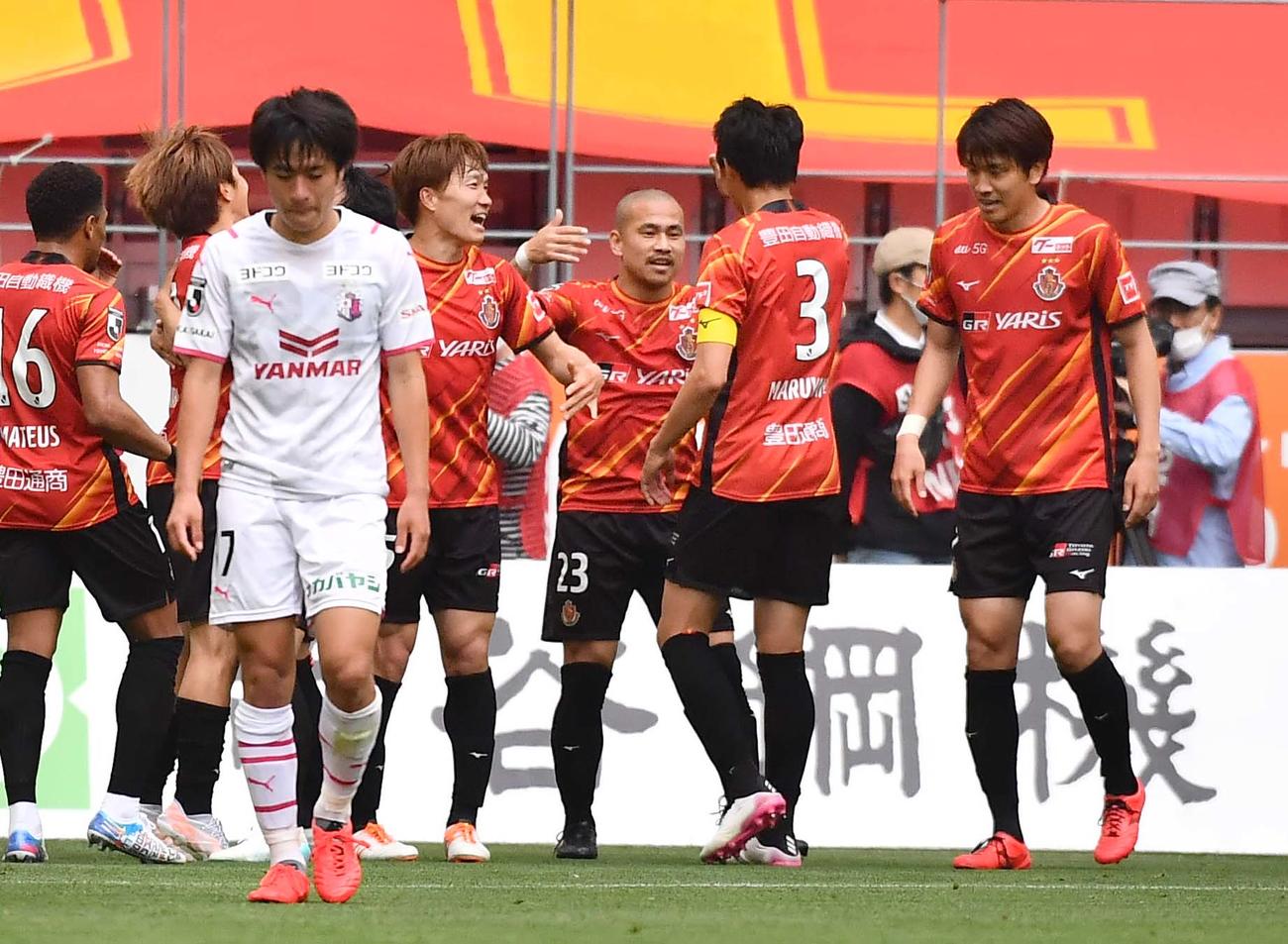 名古屋対C大阪　後半、先制ゴールを決めイレブンと喜び合う名古屋吉田豊（右から3人目）（撮影・上田博志）