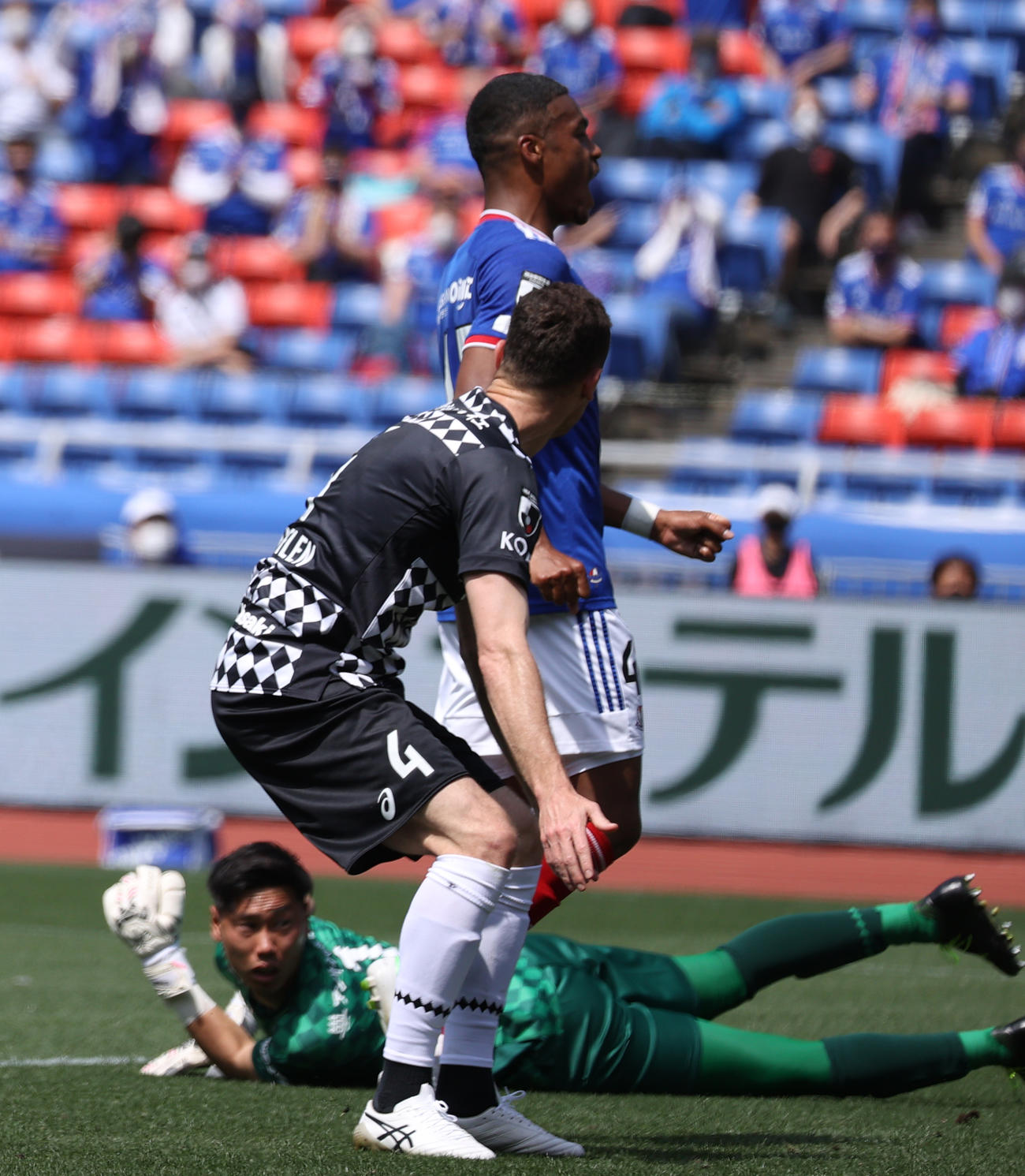横浜対神戸　前半、神戸がオウンゴールで失点。神戸GKは前川（撮影・中島郁夫）
