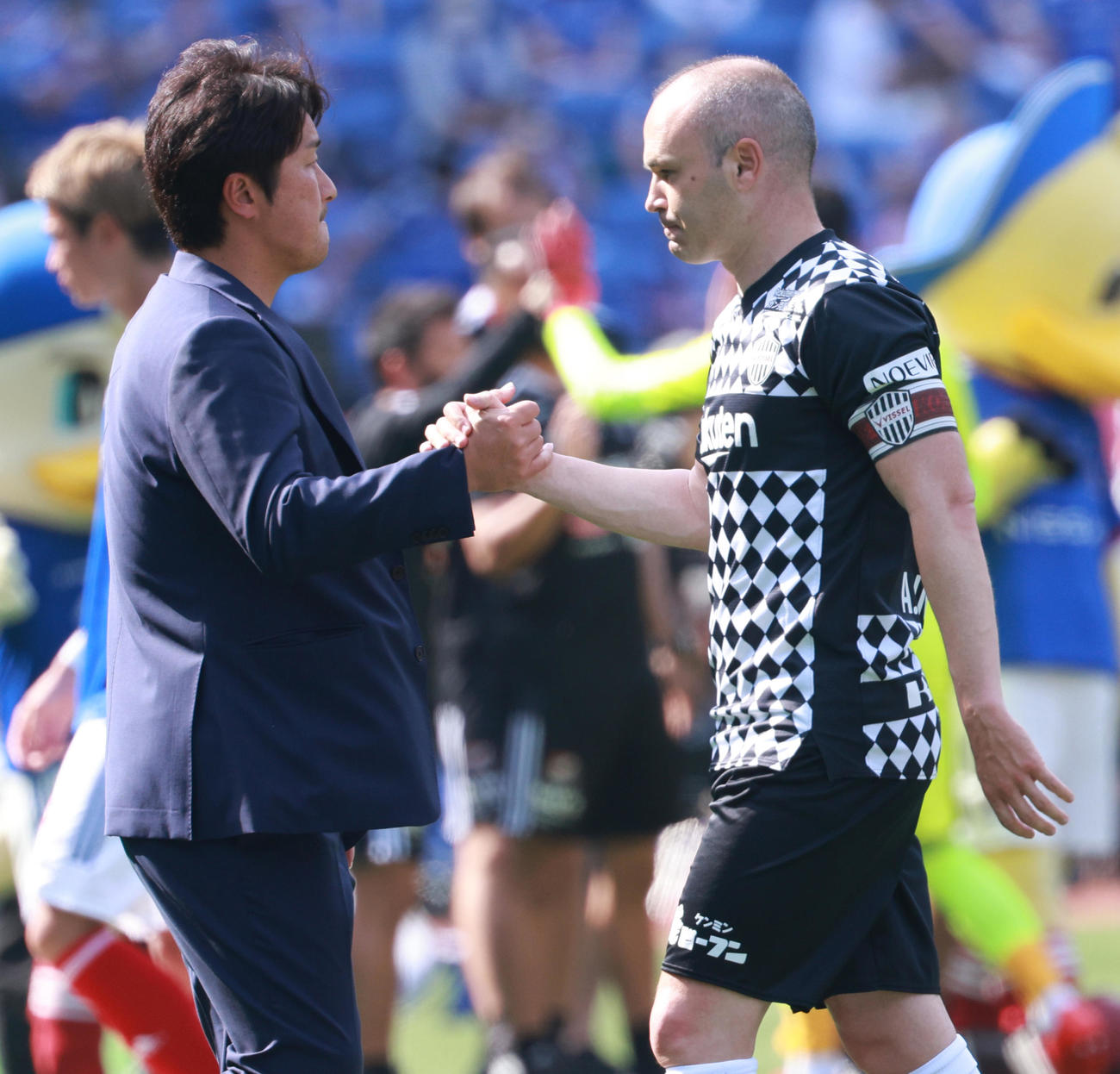 横浜対神戸　試合を終え神戸イニエスタ（右）と握手する三浦監督（撮影・中島郁夫）