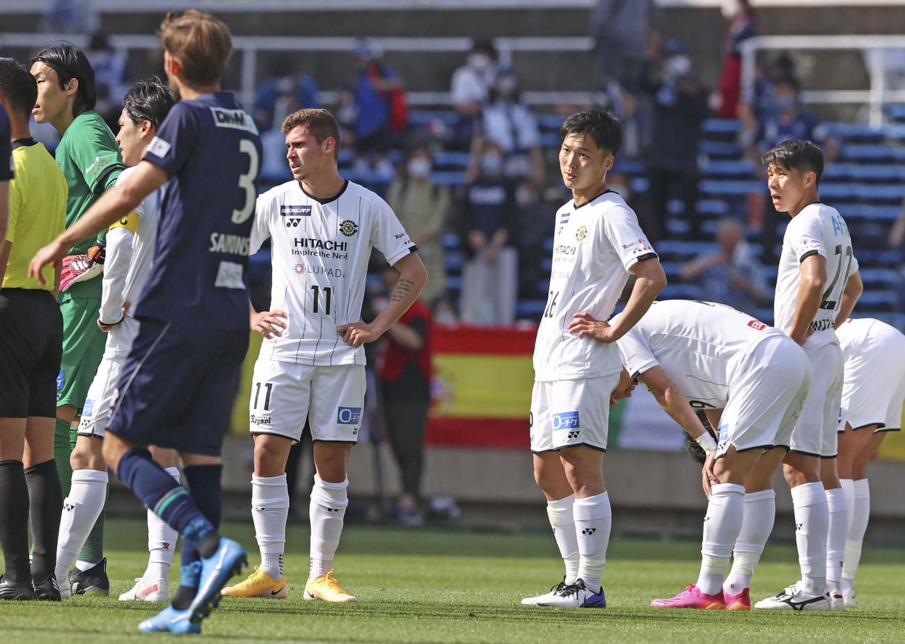 福岡に敗れ、肩を落とす柏イレブン