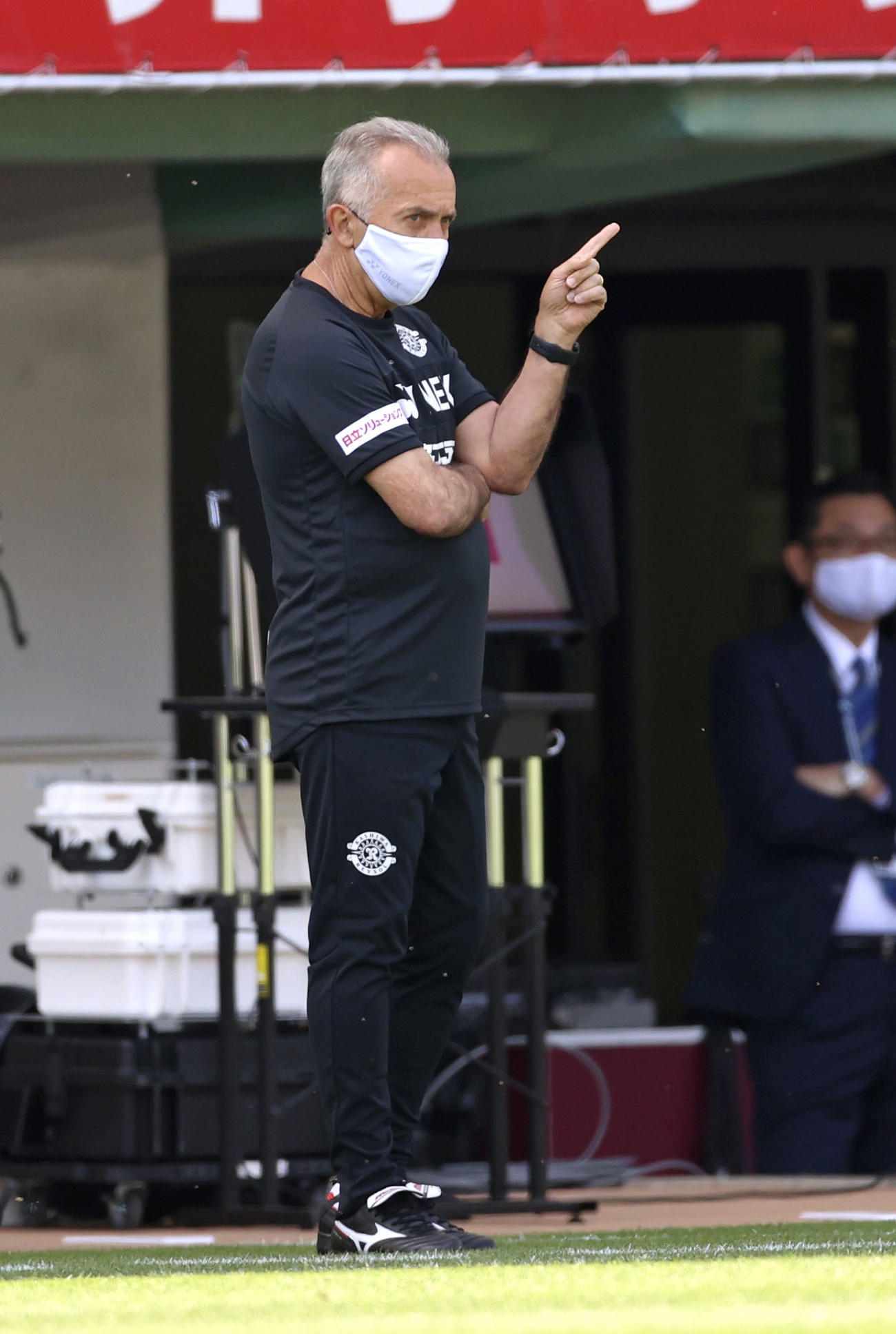 福岡―柏　前半、指示を出す柏・ネルシーニョ監督