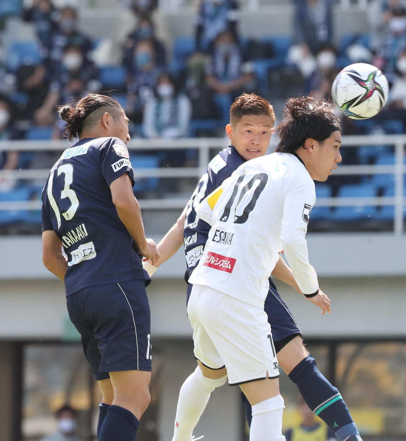 福岡対柏　後半3分、福岡志知孝明はコーナーからの浮いた球を頭であわせてゴールを決める（撮影・梅根麻紀）