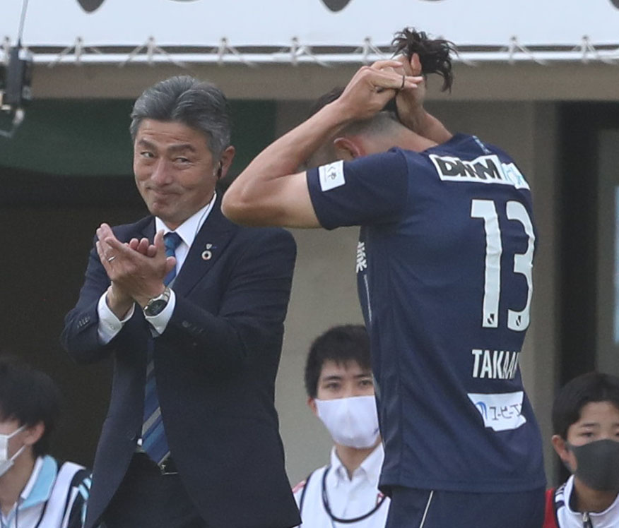 福岡対柏　後半3分にゴールを決めた福岡志知孝明に拍手を送る長谷部茂利監督（撮影・梅根麻紀）