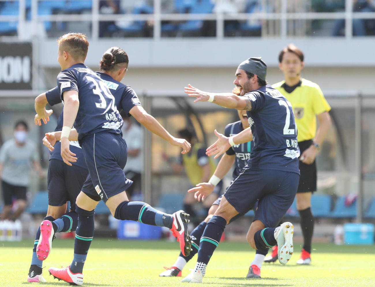 福岡対柏　後半3分、福岡志知孝明はコーナーからの浮いた球を頭であわせてゴールを決め、歓喜、右はブルーノ・メンデス（撮影・梅根麻紀）