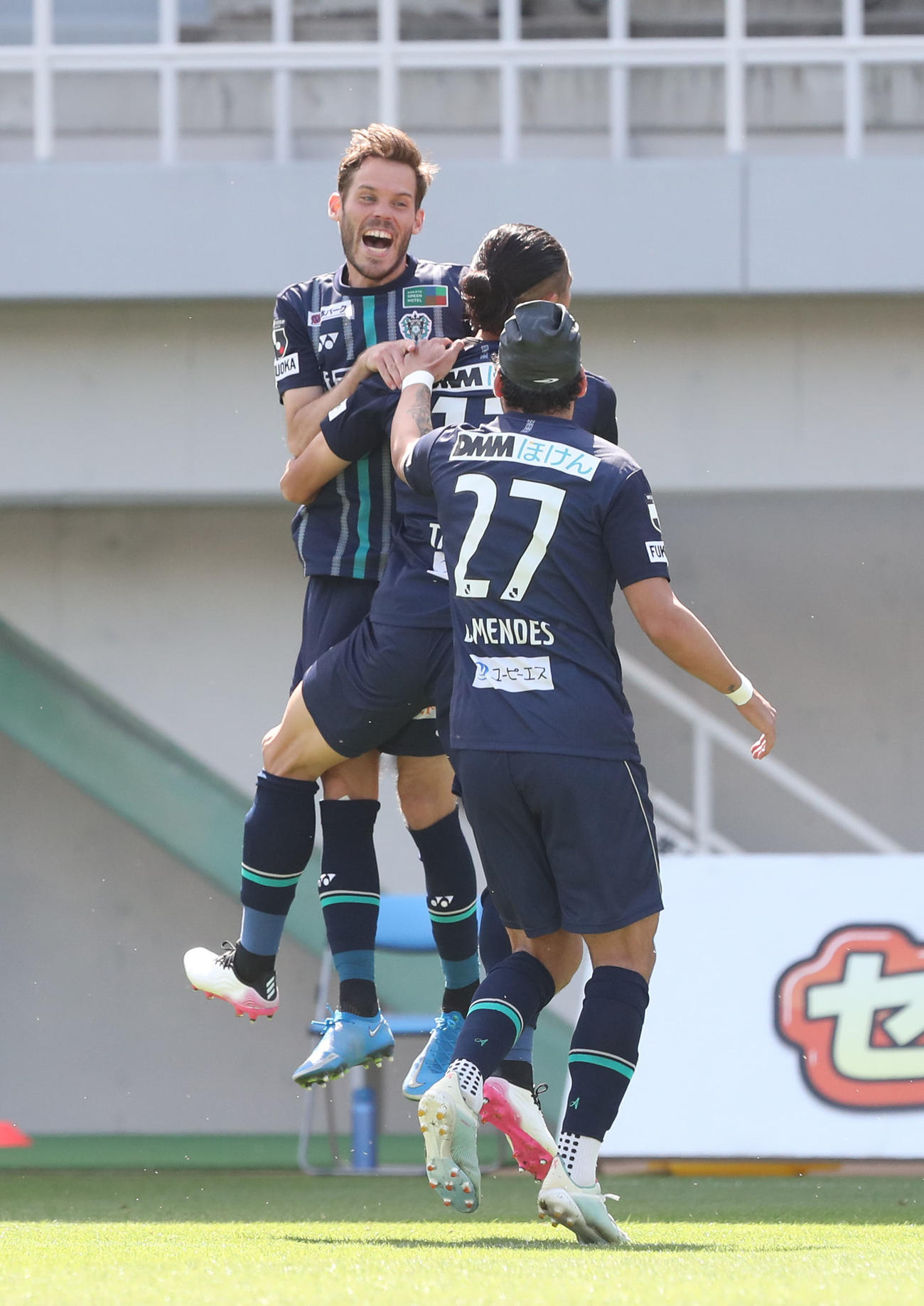 福岡対柏　後半3分、福岡志知孝明はコーナーからの浮いた球を頭であわせてゴールを決め、アシストしたエミル・サロモンソンに駆け寄る（撮影・梅根麻紀）