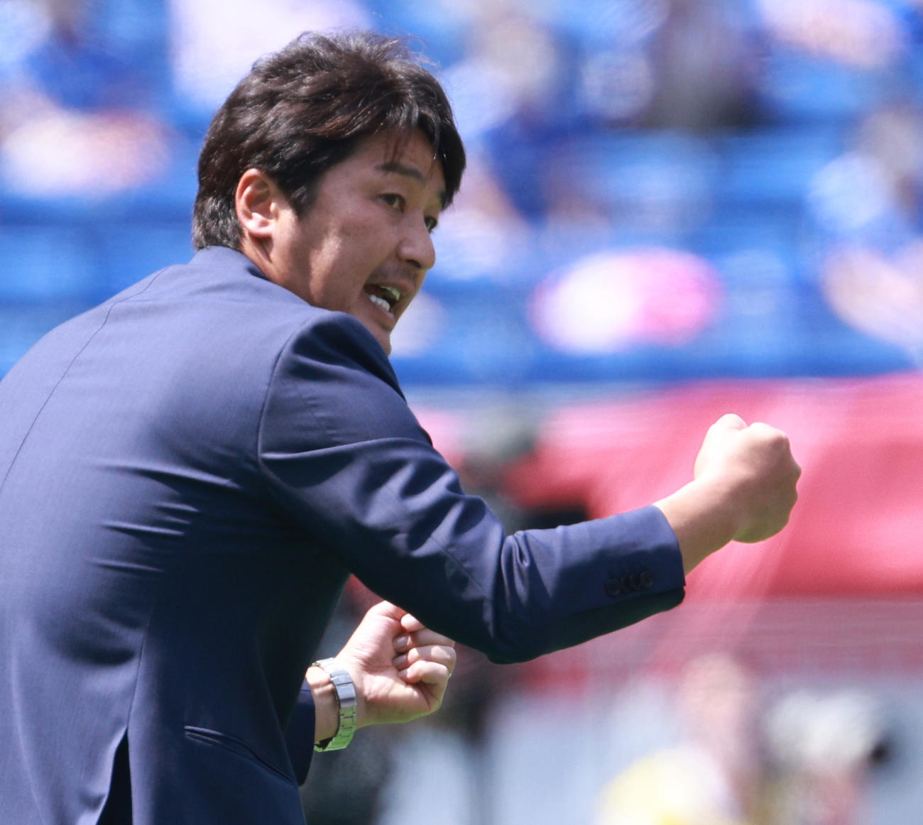 横浜対神戸　選手に指示を出す神戸三浦監督（撮影・中島郁夫）