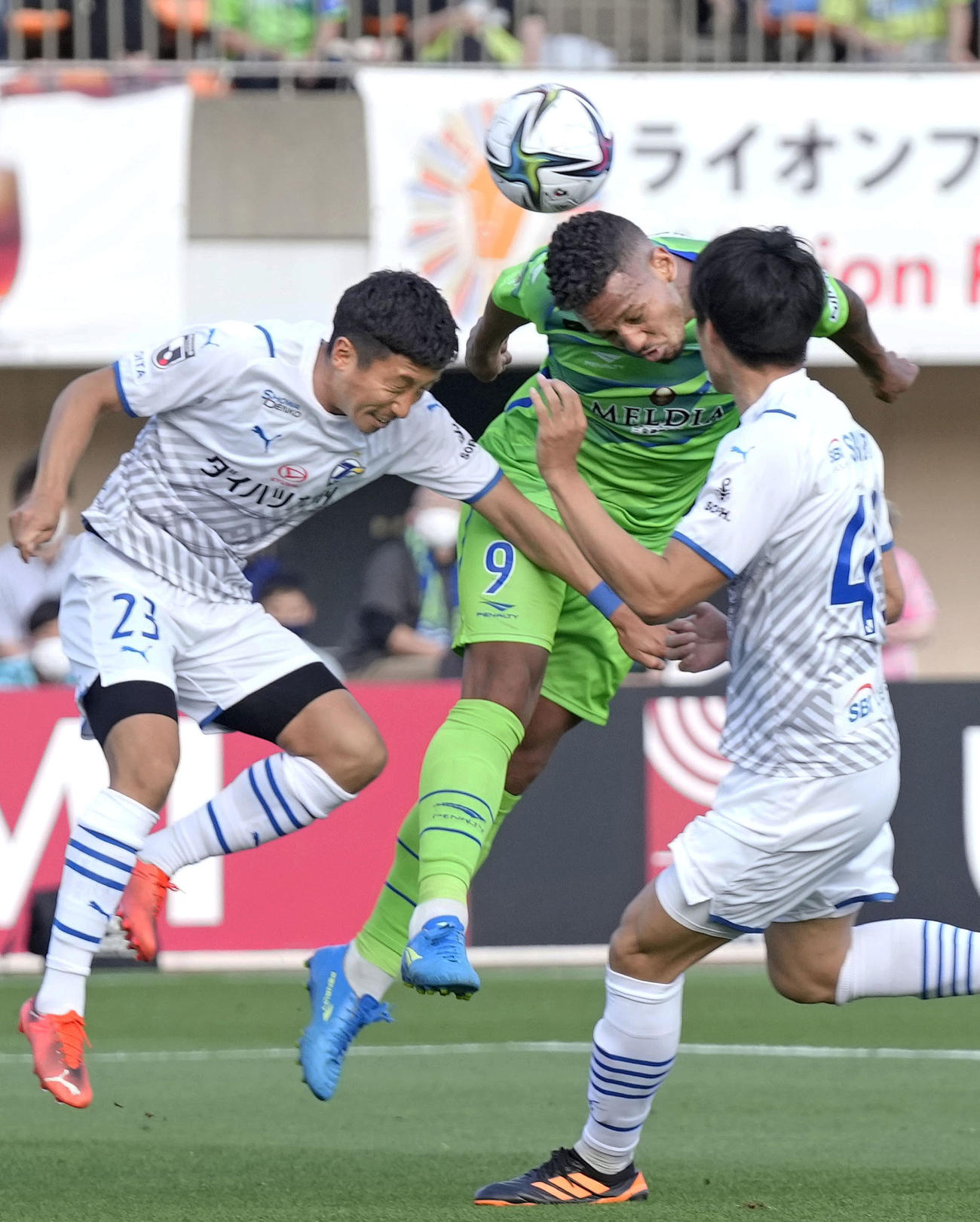 湘南―大分　試合終了間際、ヘディングでチーム2点目のゴールを決める湘南・ウェリントン（中央）（共同）